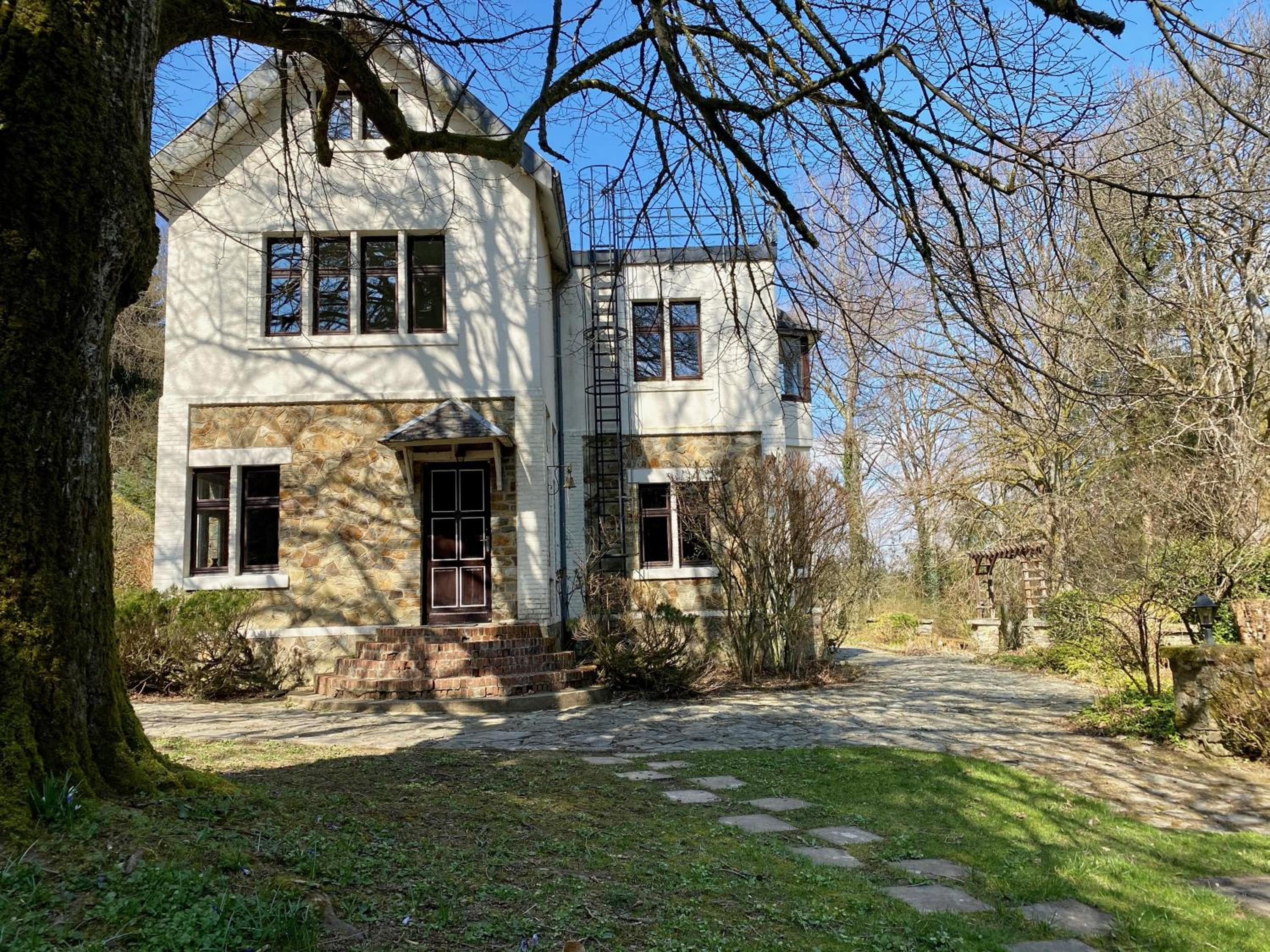 Six-Bedroom House photo 3