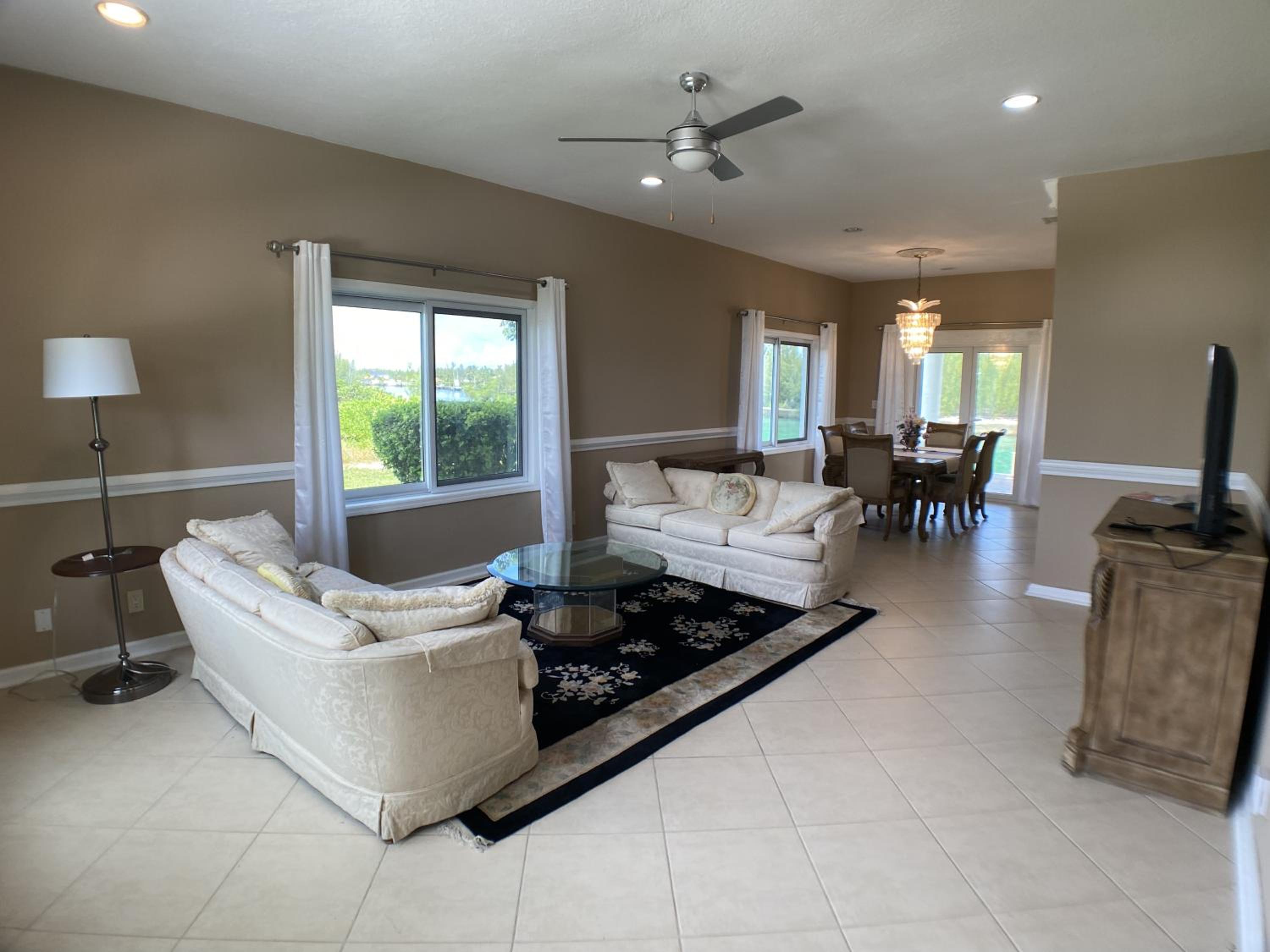 Six-Bedroom House photo 1
