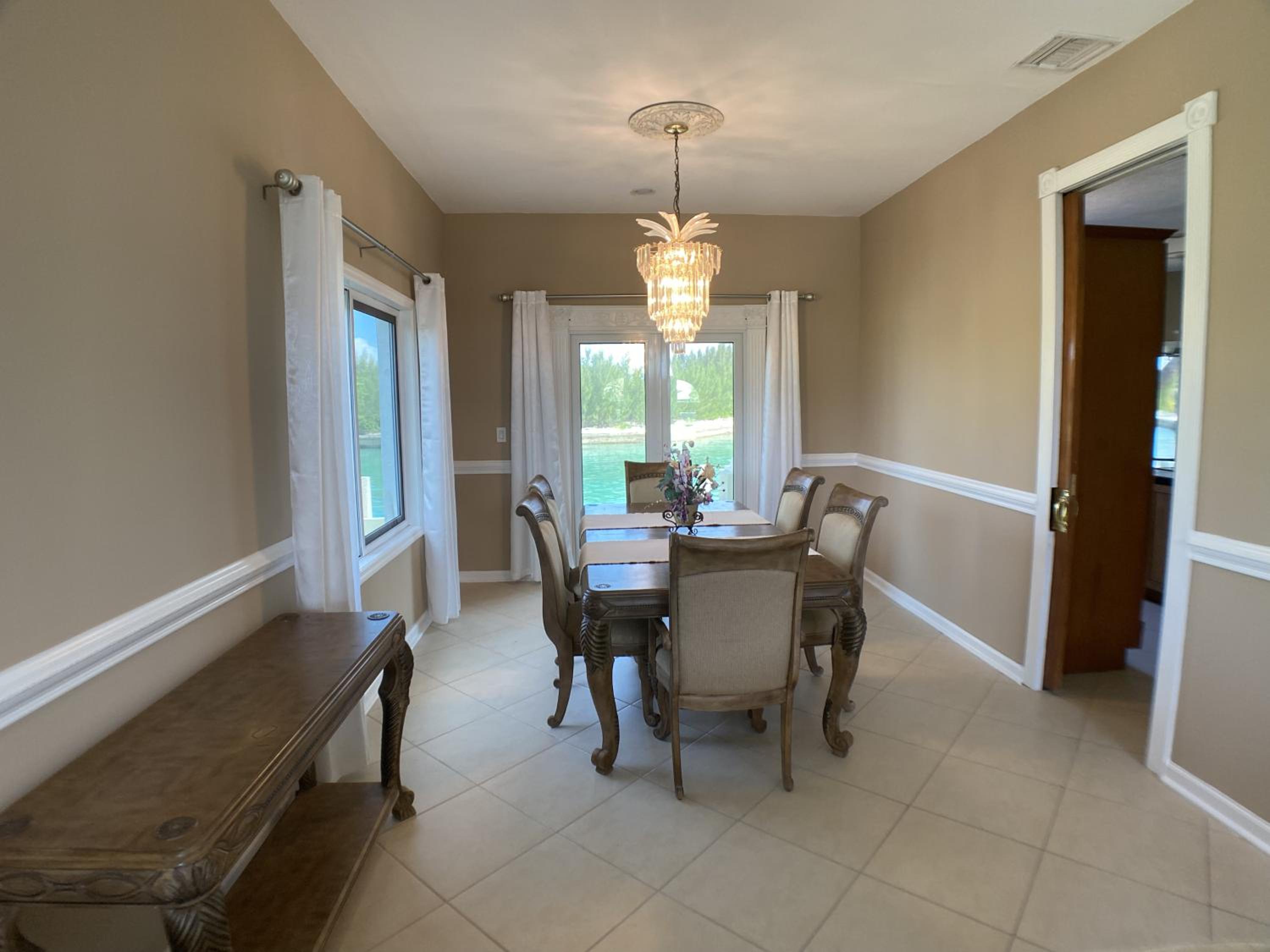 Six-Bedroom House photo 3