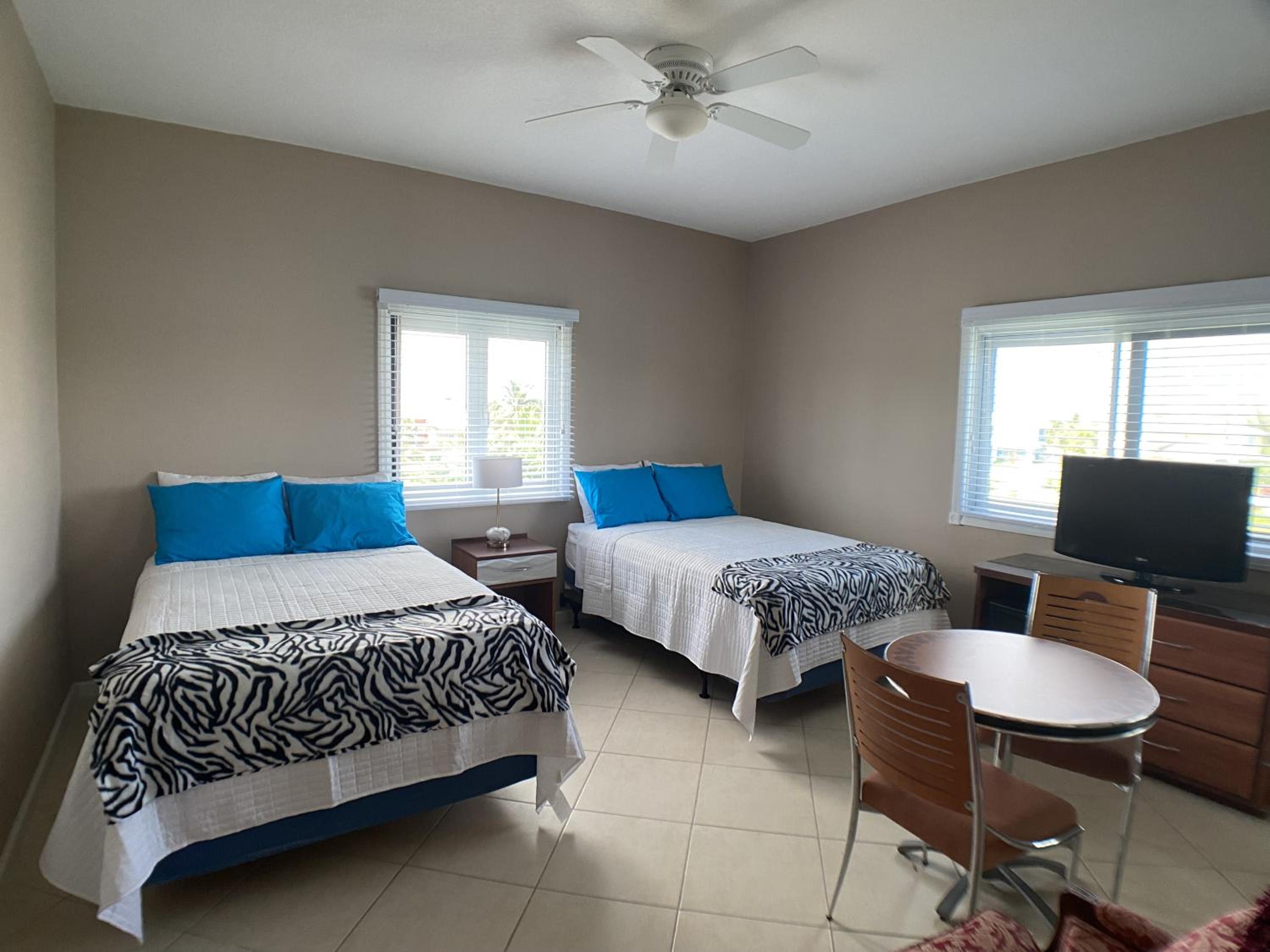 Six-Bedroom House photo 2