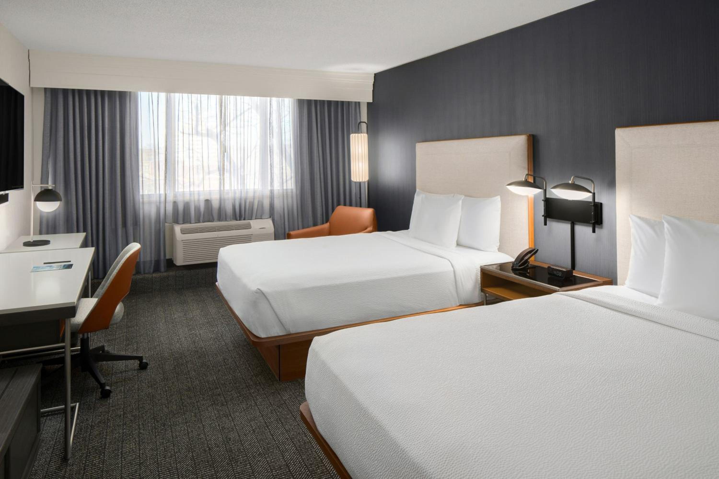 Queen Room with Two Queen Beds - Photo 4