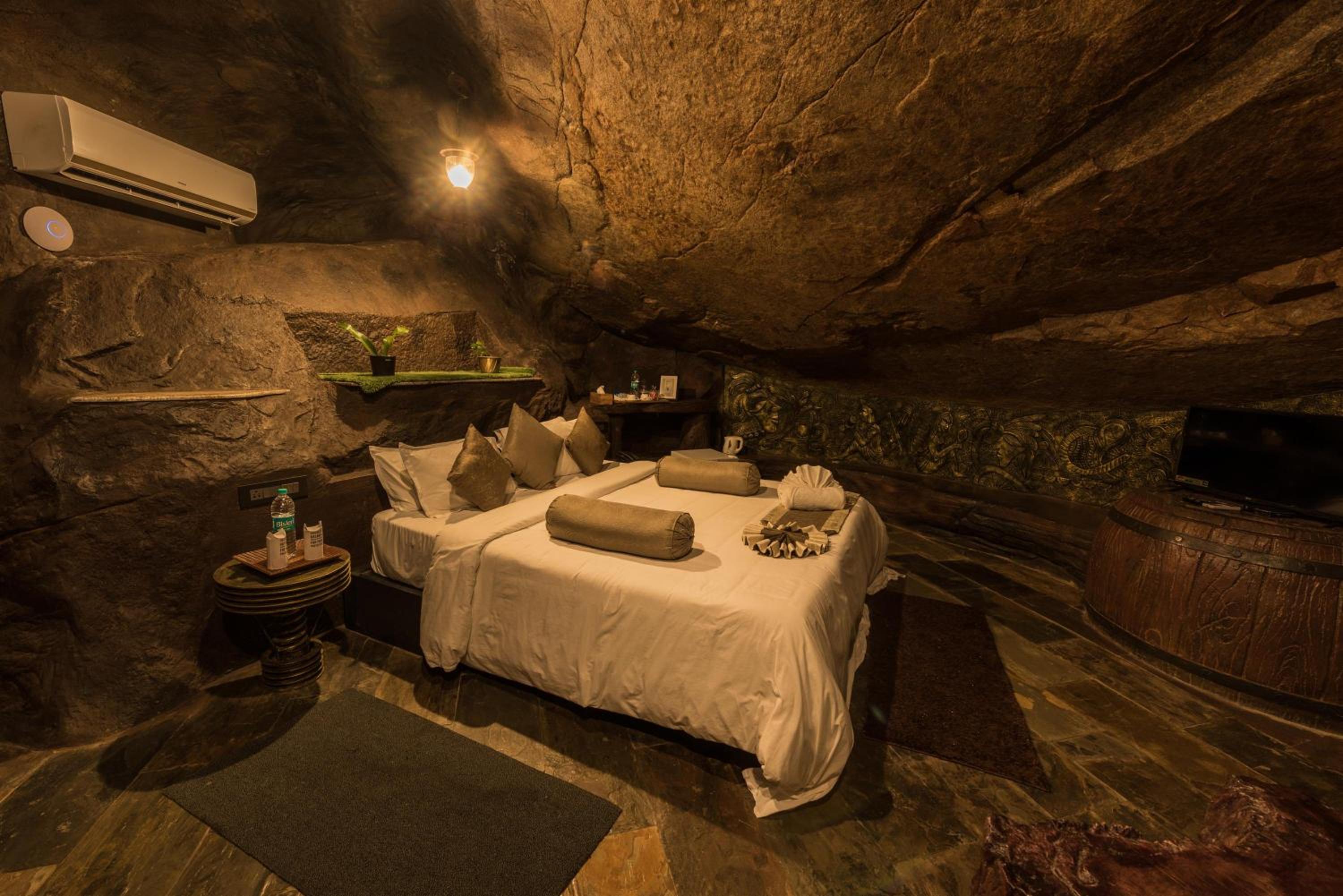 Phantom Cave - Photo 1