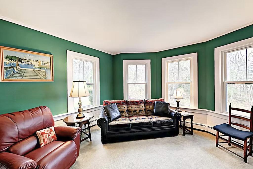 Five-Bedroom House photo 2