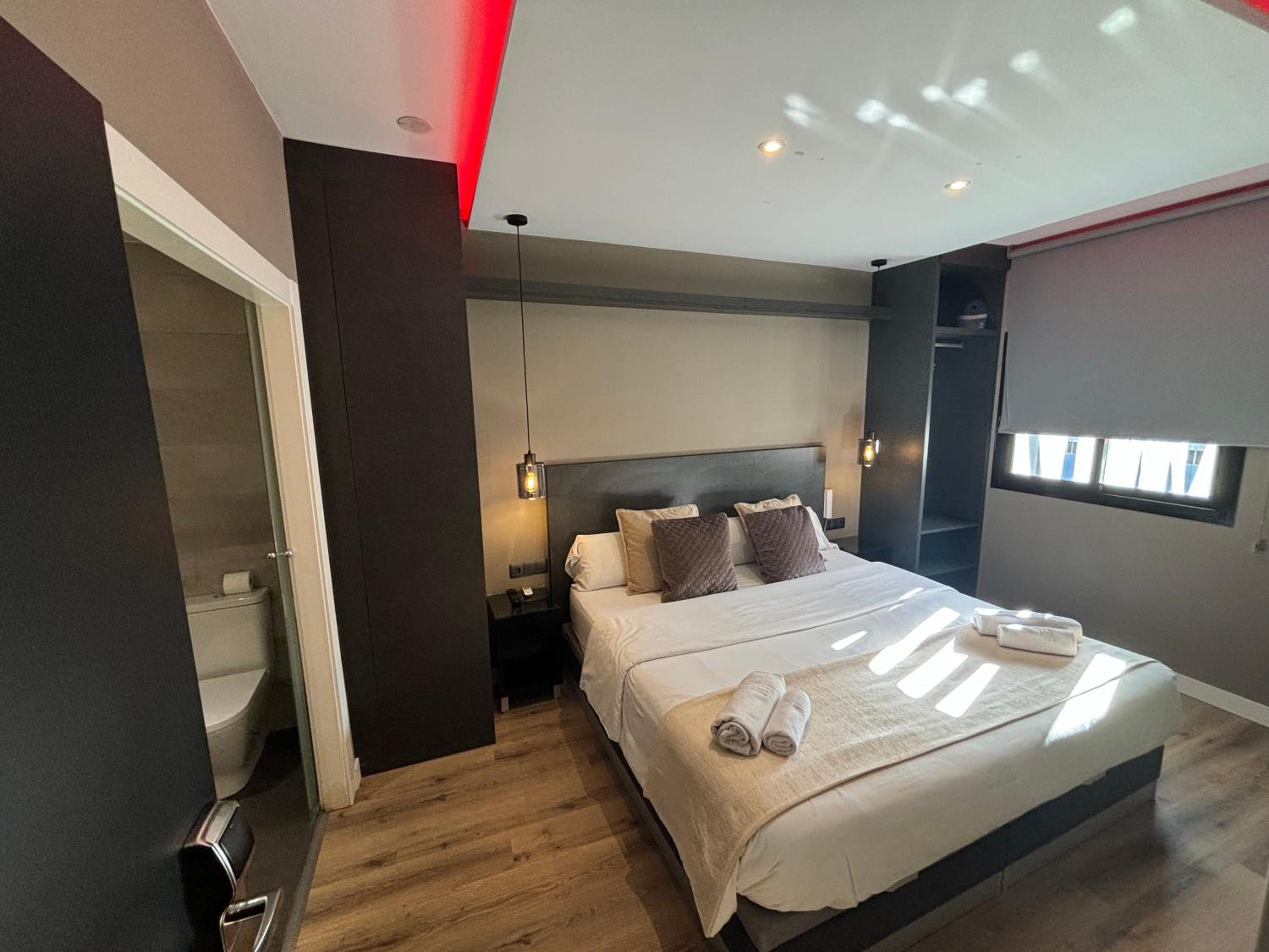 Deluxe Suite with Spa Bath - Photo 11