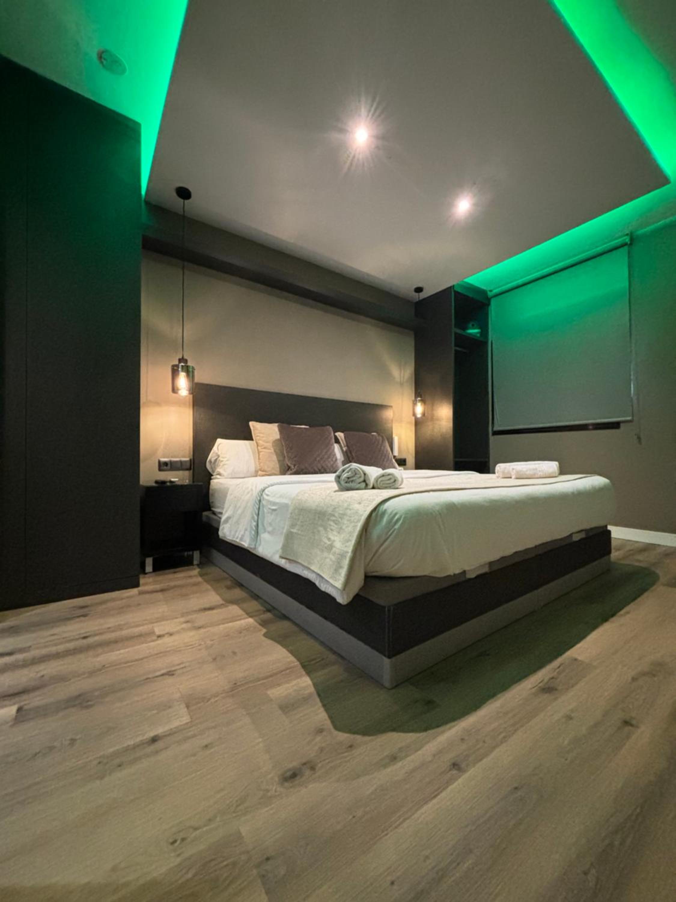 Deluxe Suite with Spa Bath - Photo 12