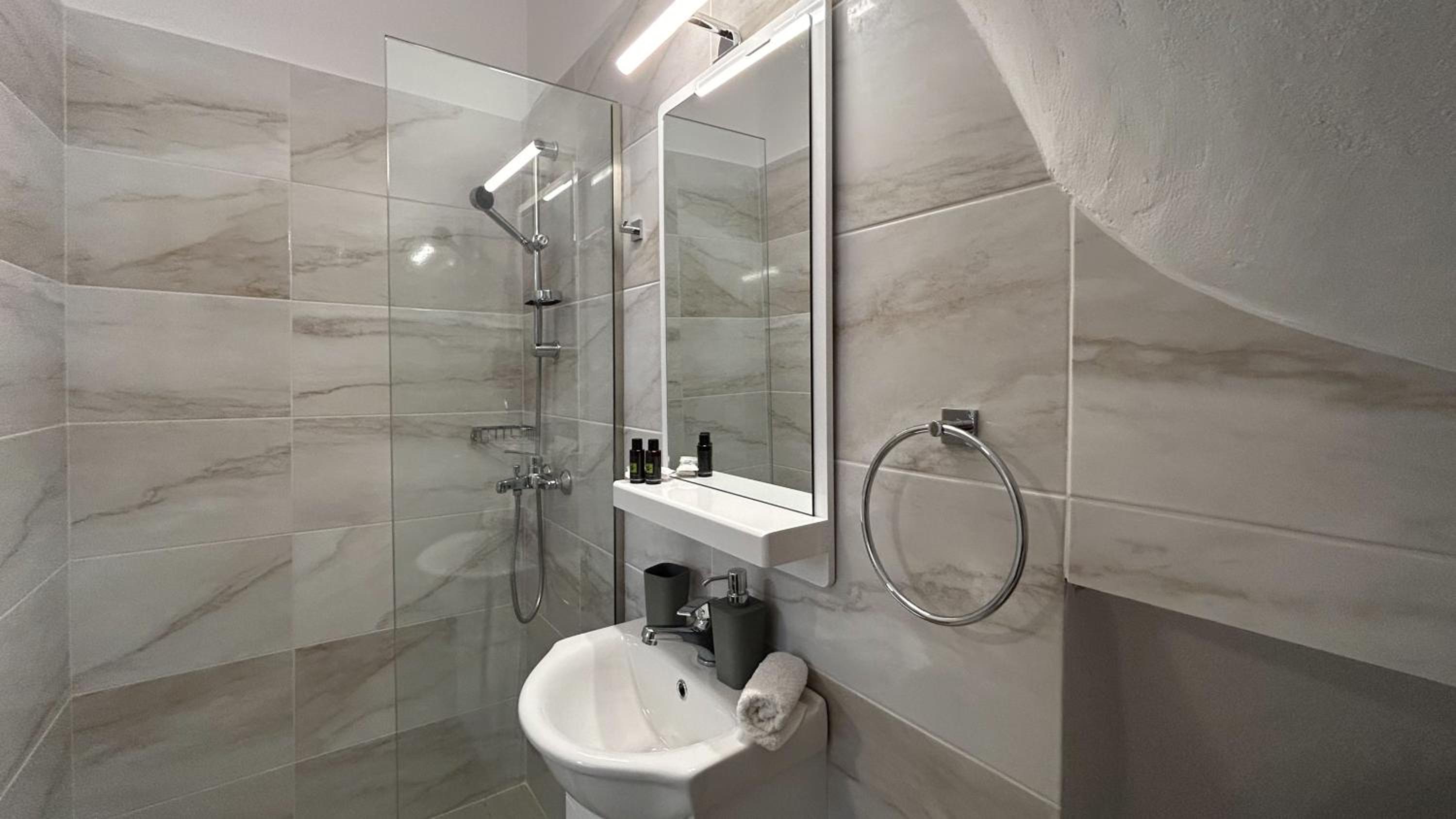 Semi-Basement Deluxe Double Room with Shower photo 3