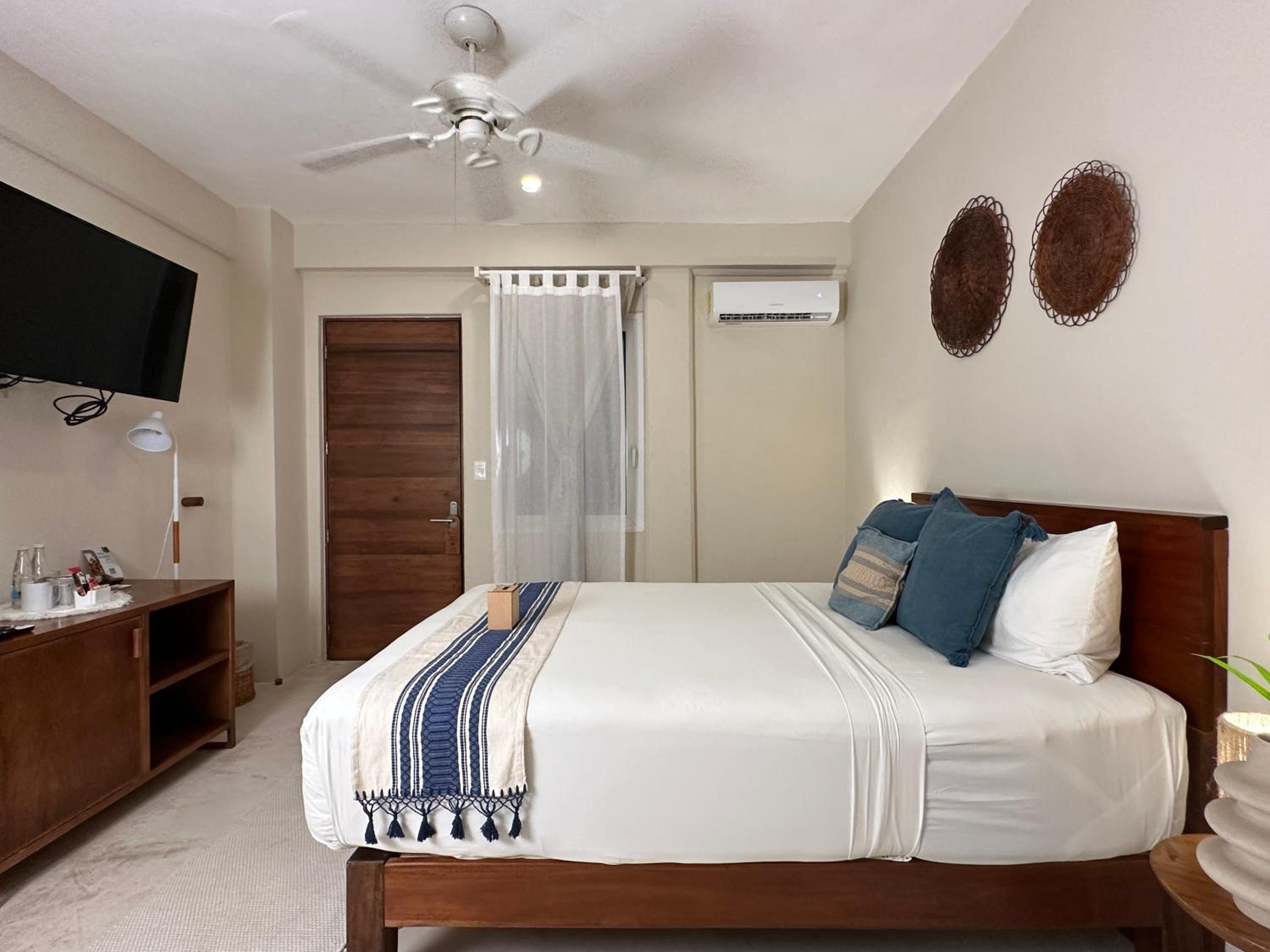 Standard Queen Room - Photo 12