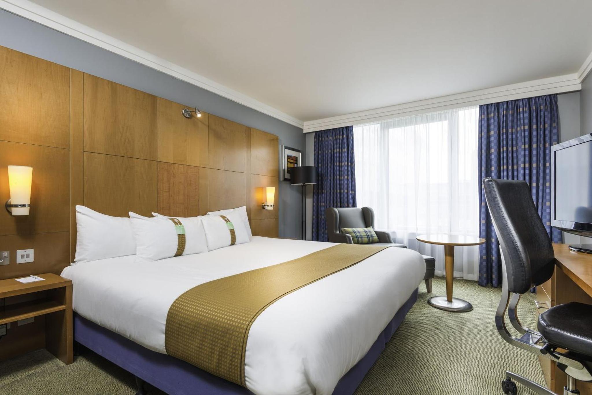 Premium King Room with Sofa Bed - Photo 4