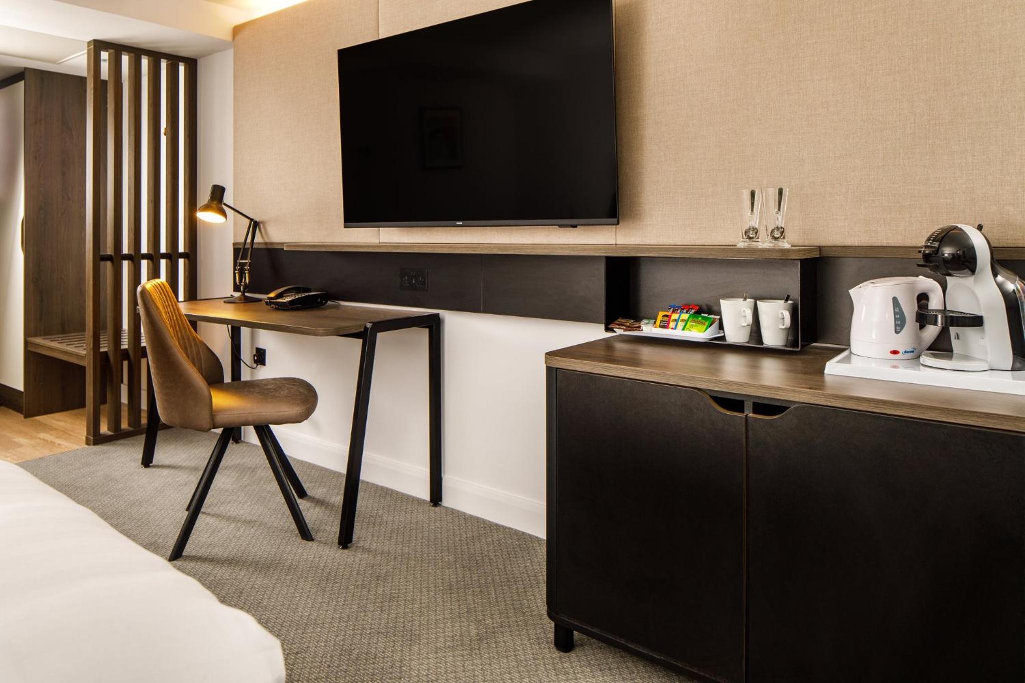 Premium Super King Room with Balcony - Photo 16