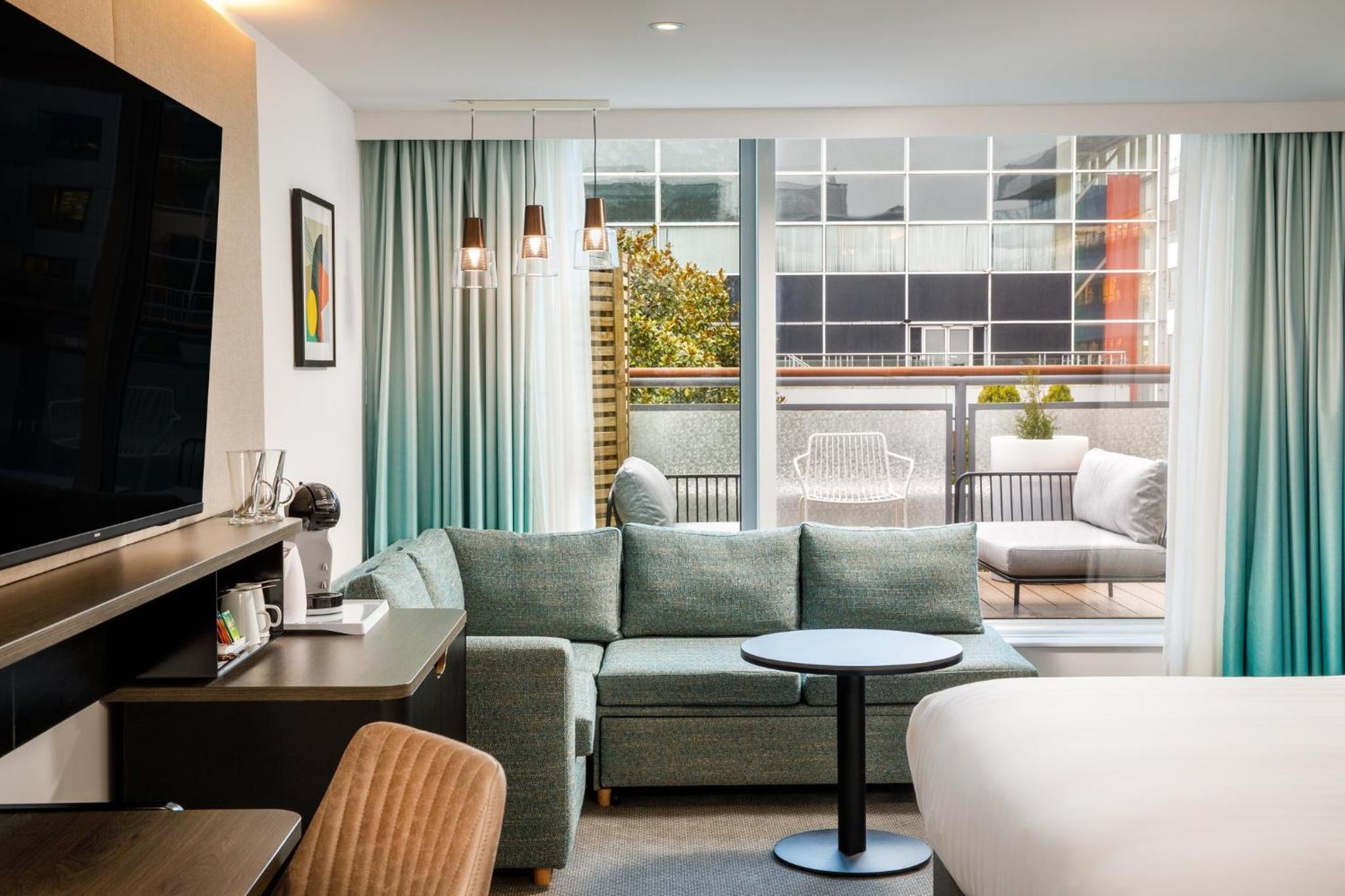 Premium Super King Room with Balcony - Photo 15