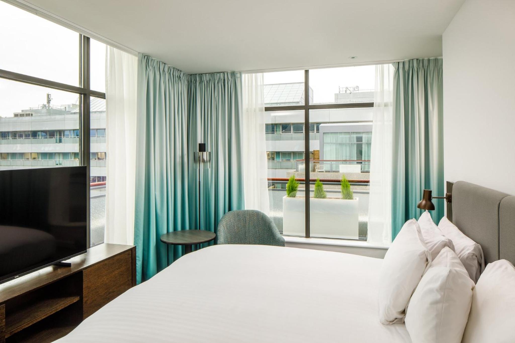 Premium Super King Room with Balcony - Photo 17