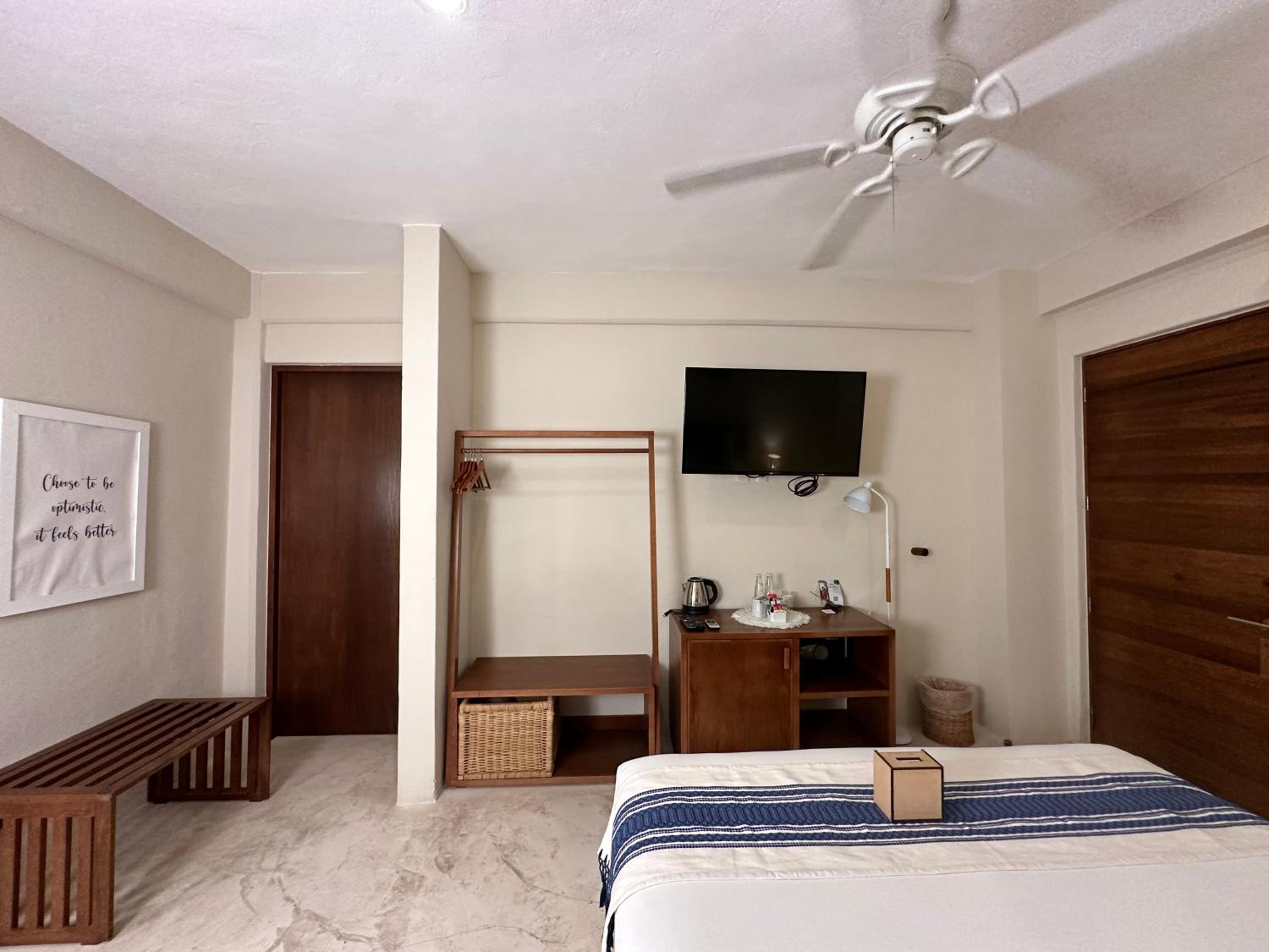 Standard Queen Room - Photo 9