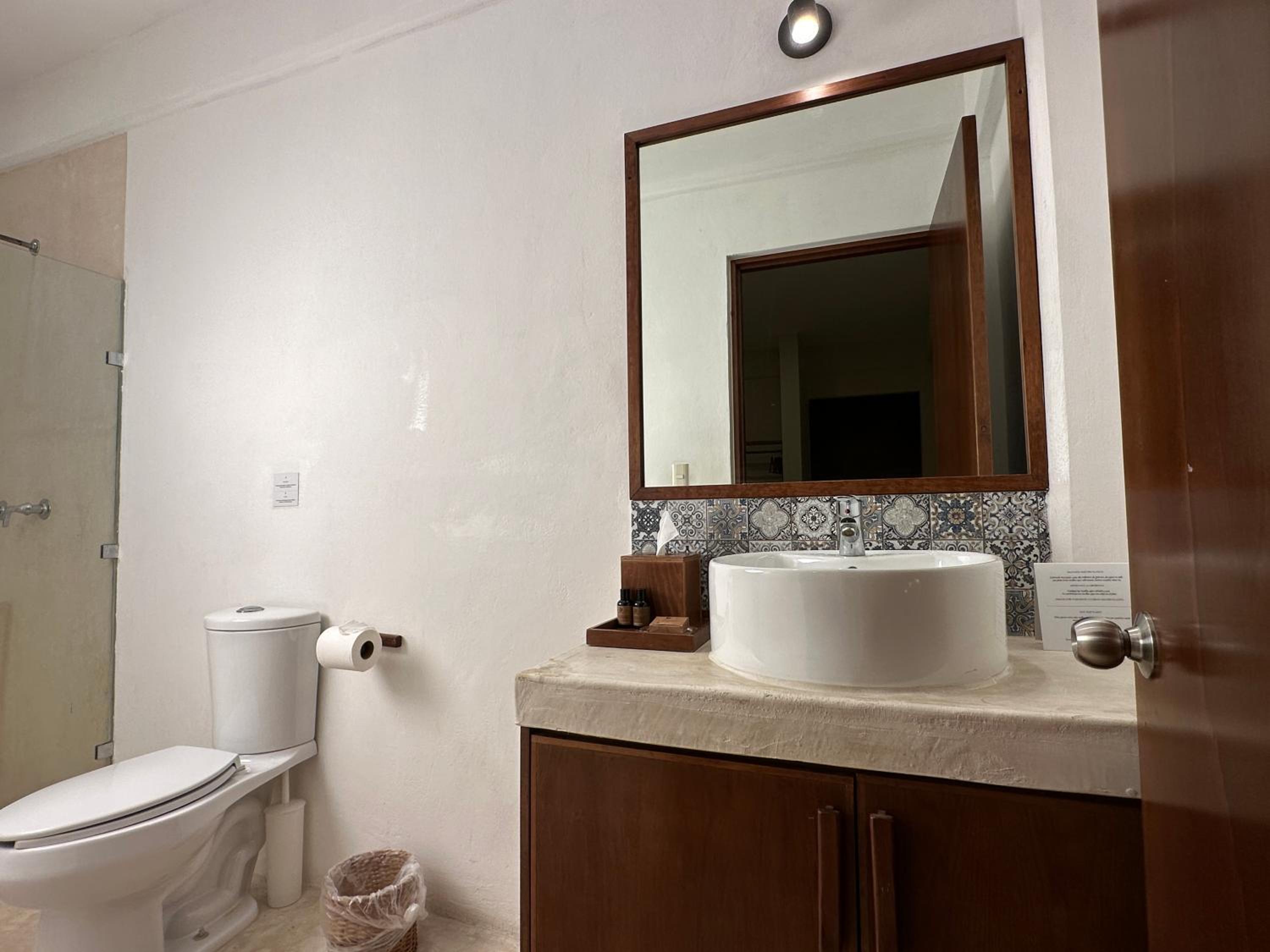 Standard Queen Room - Photo 10