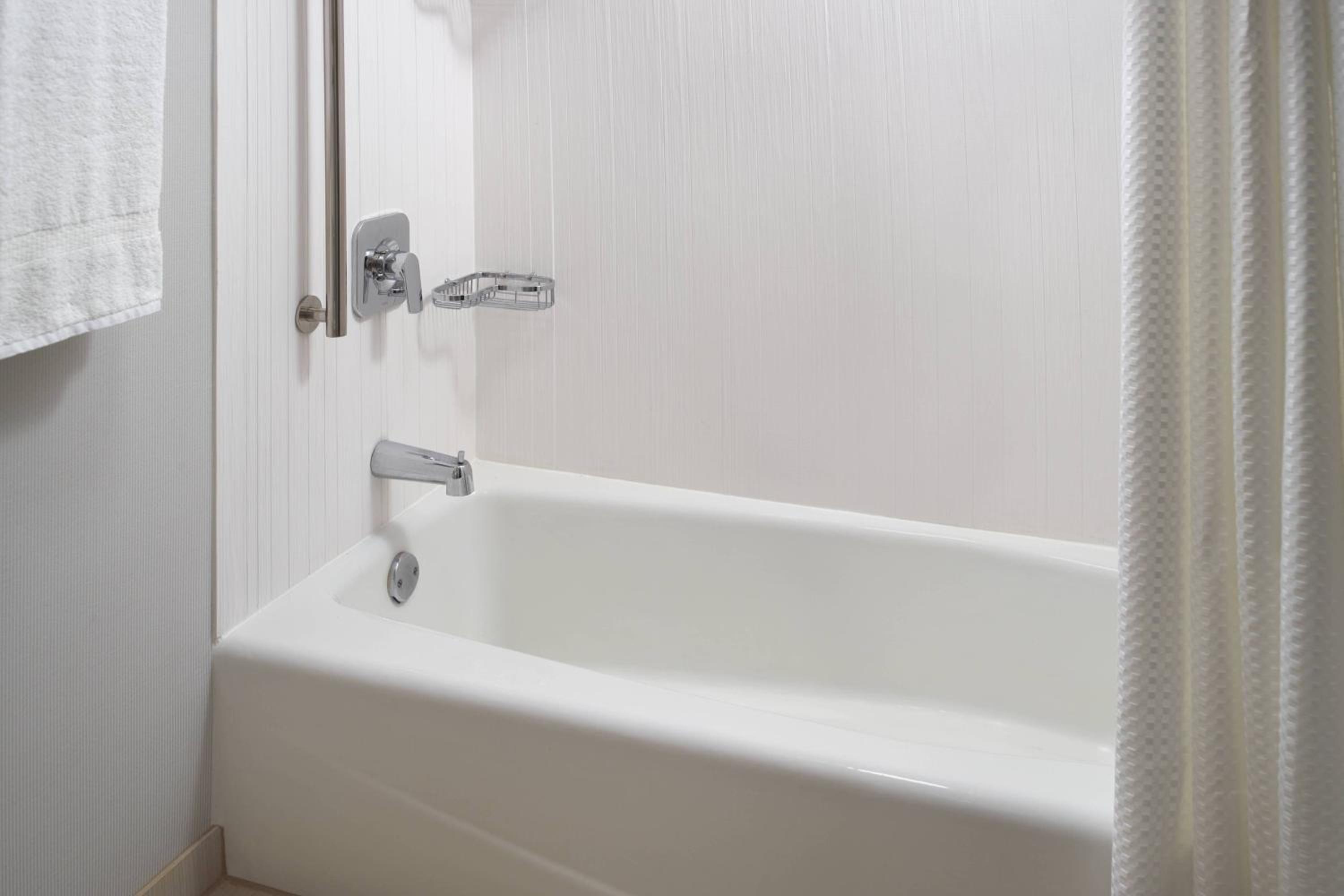 Queen Room with Two Queen Beds and Adapted Tub - Mobility and Hearing Accessible - Photo 5