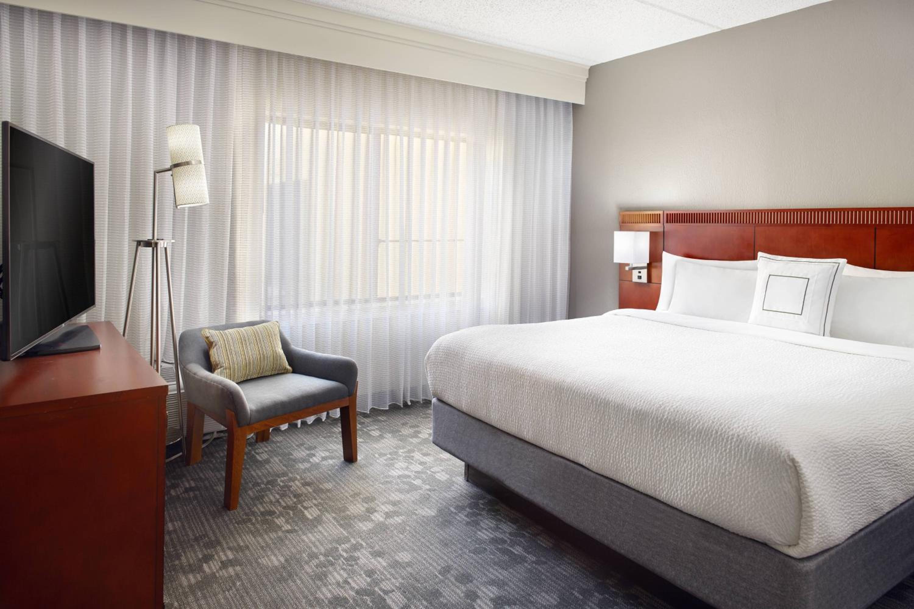 1 Bedroom Larger Suite, 1 King, Sofa bed, Corner room - Photo 4