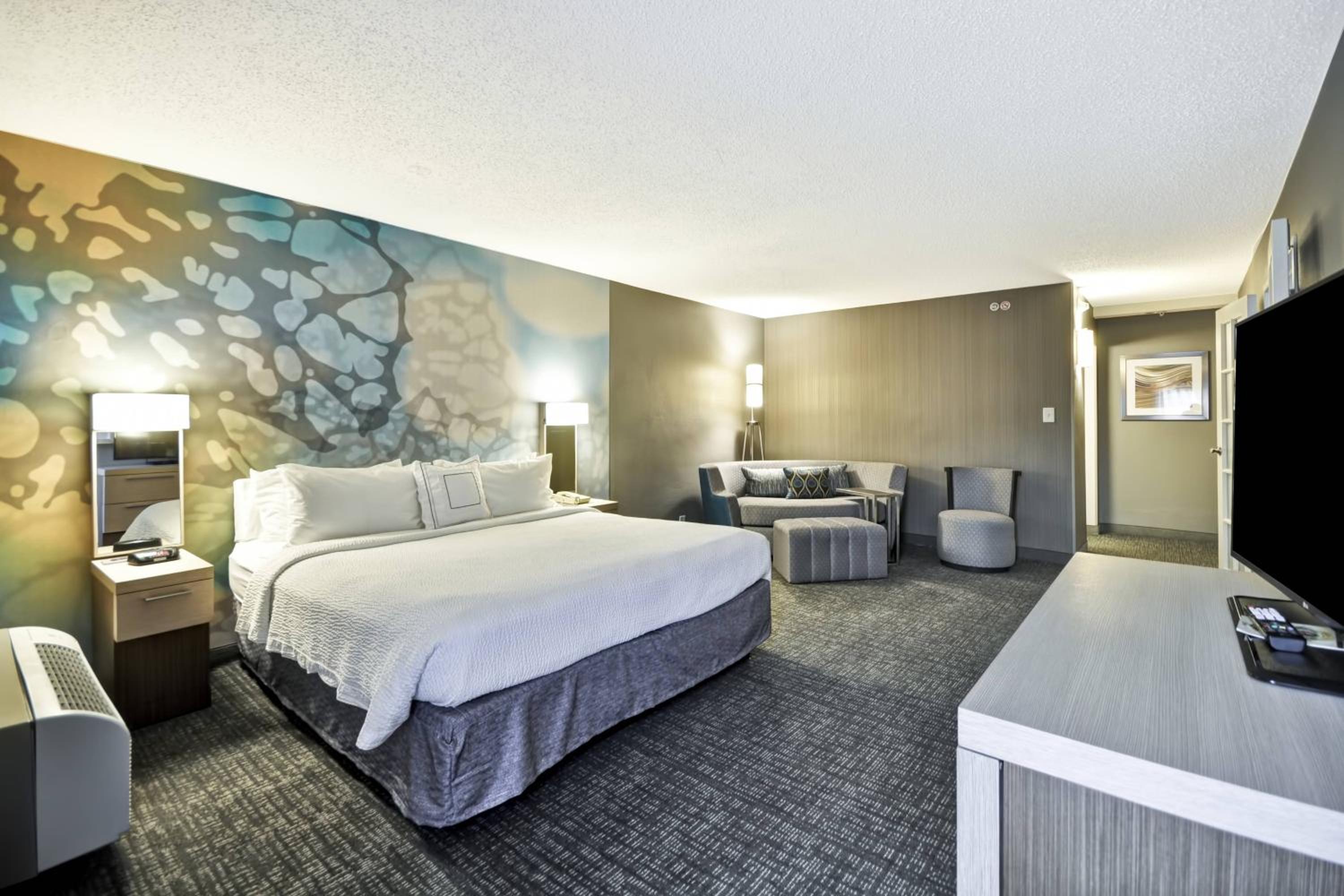 1 Bedroom Executive Suite, 1 King, Sofa beds: 2, Balcony