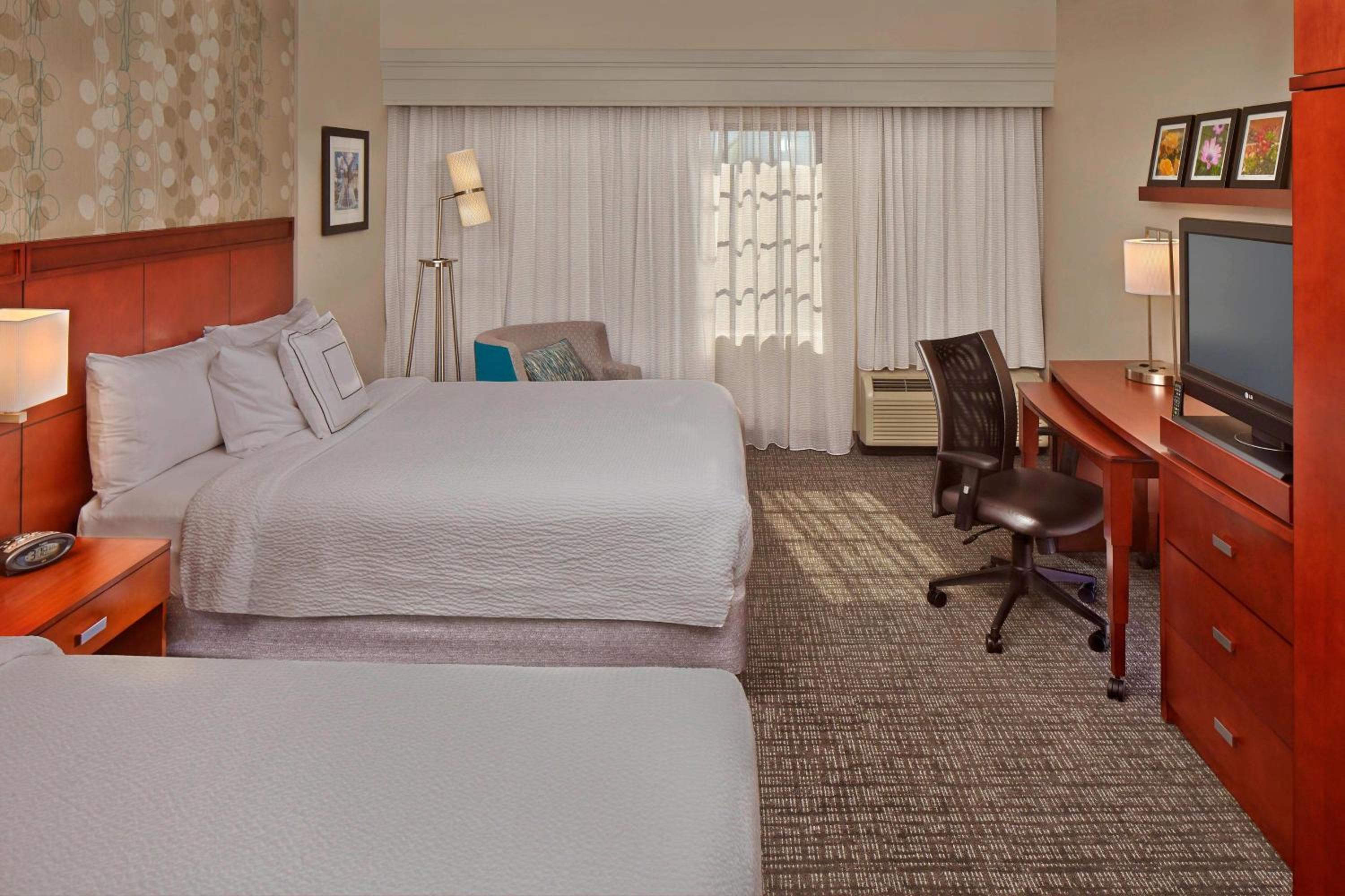 Queen Room with Two Queen Beds - Photo 4