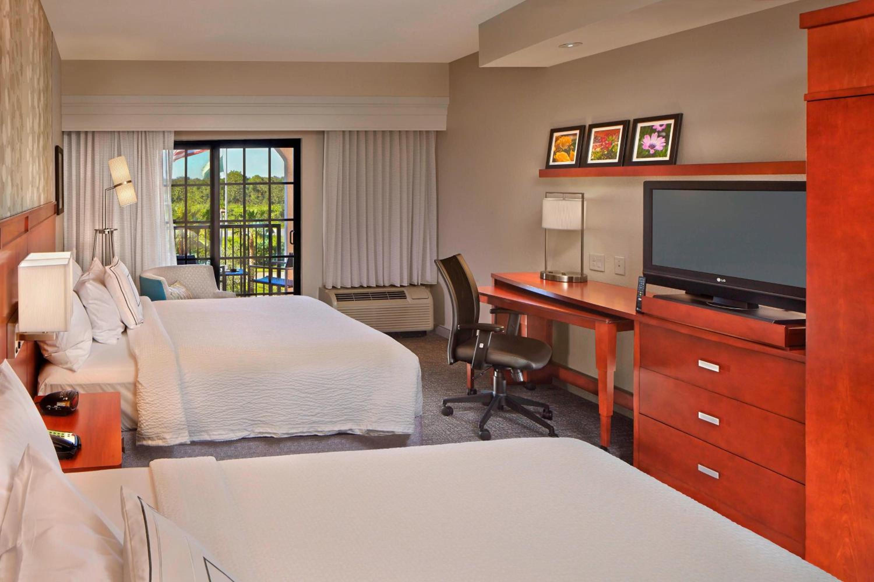 Queen Room with Two Queen Beds with Balcony - Photo 6
