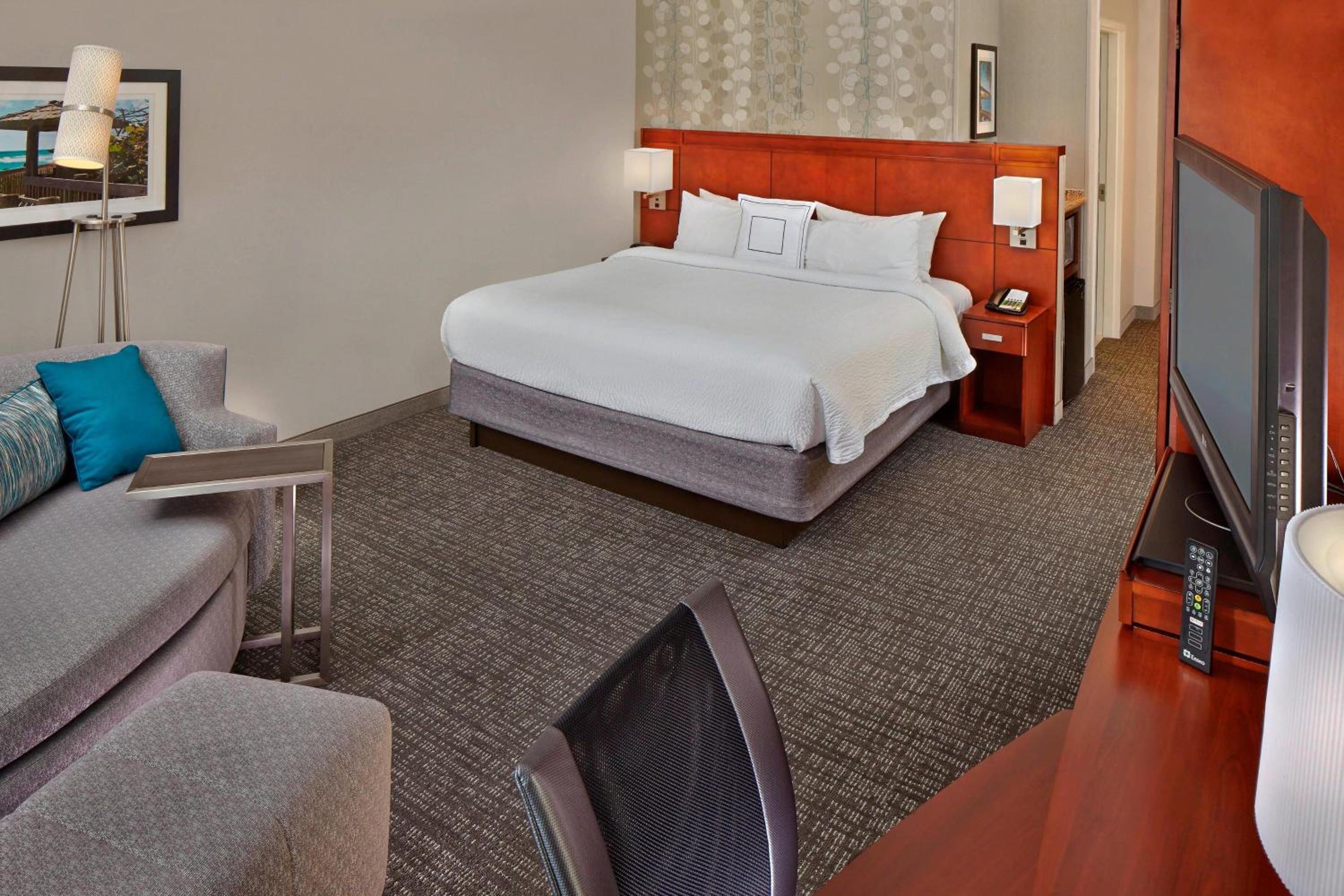 King Room with Sofa Bed - Photo 5