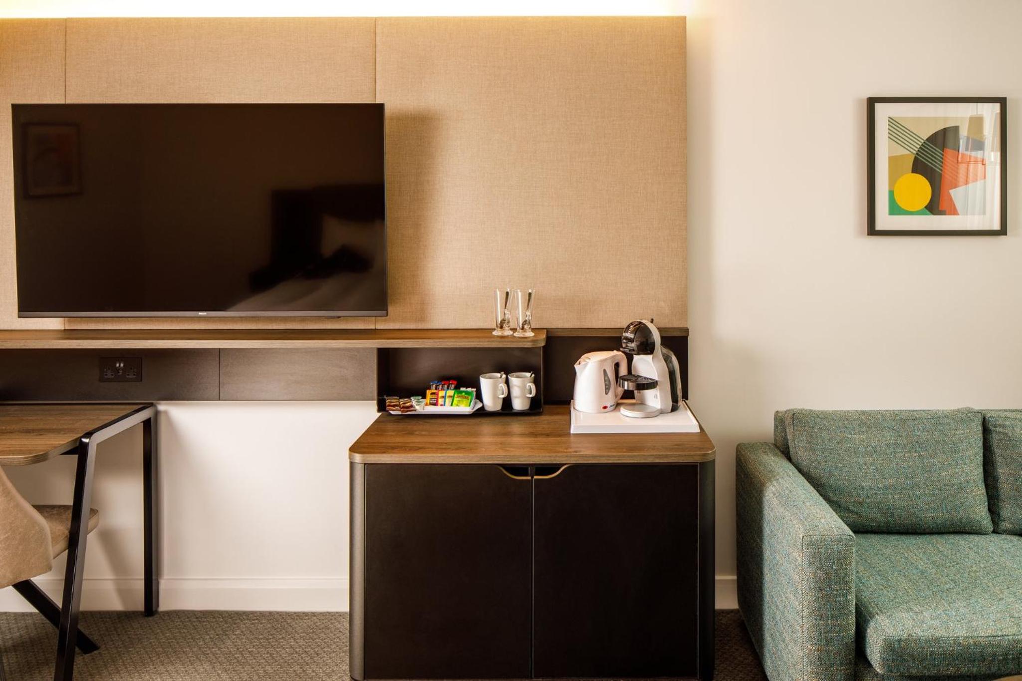 Premium Super King Room with Balcony - Photo 7