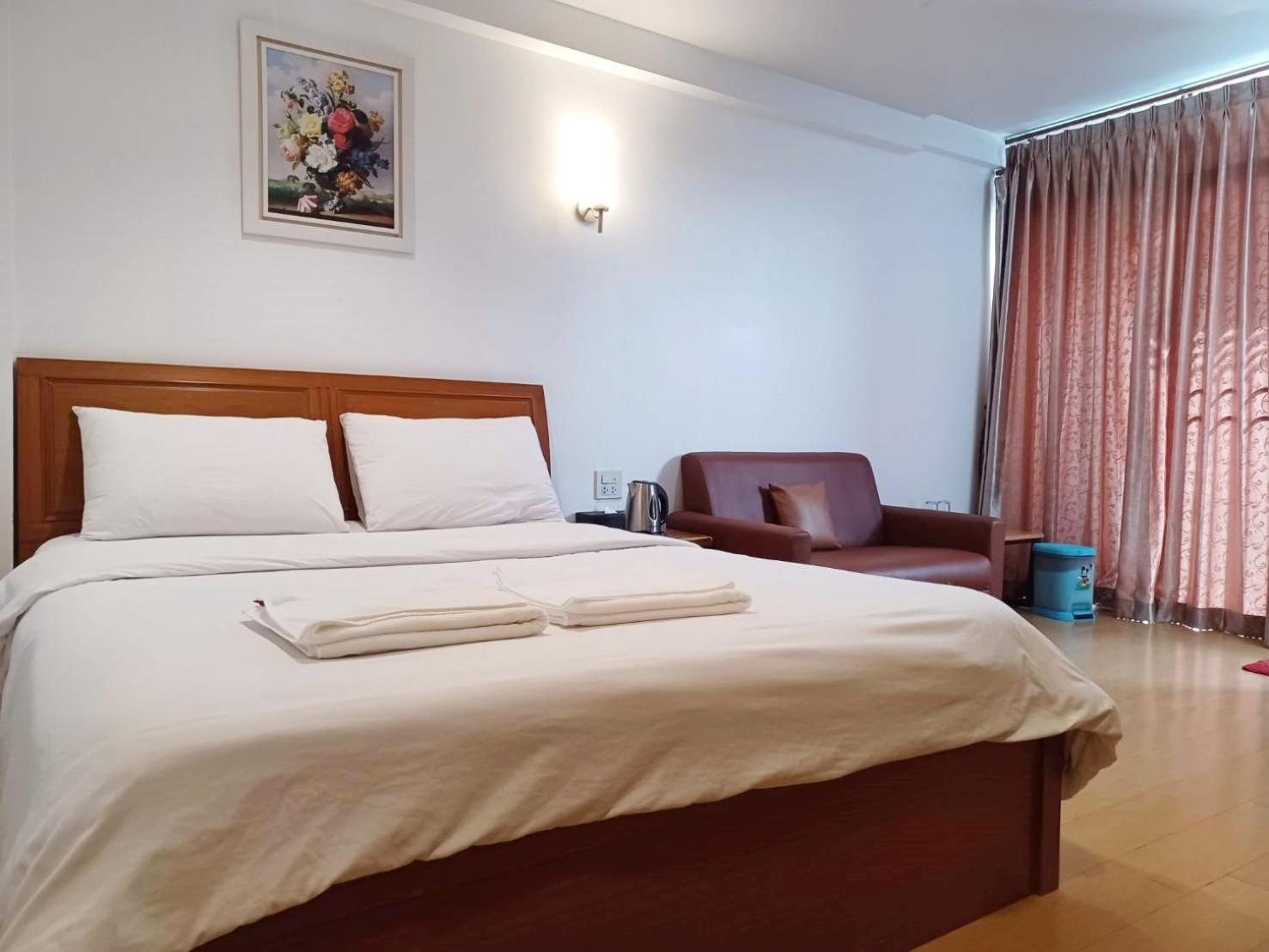 Deluxe Room (2 Adults + 1 Child)