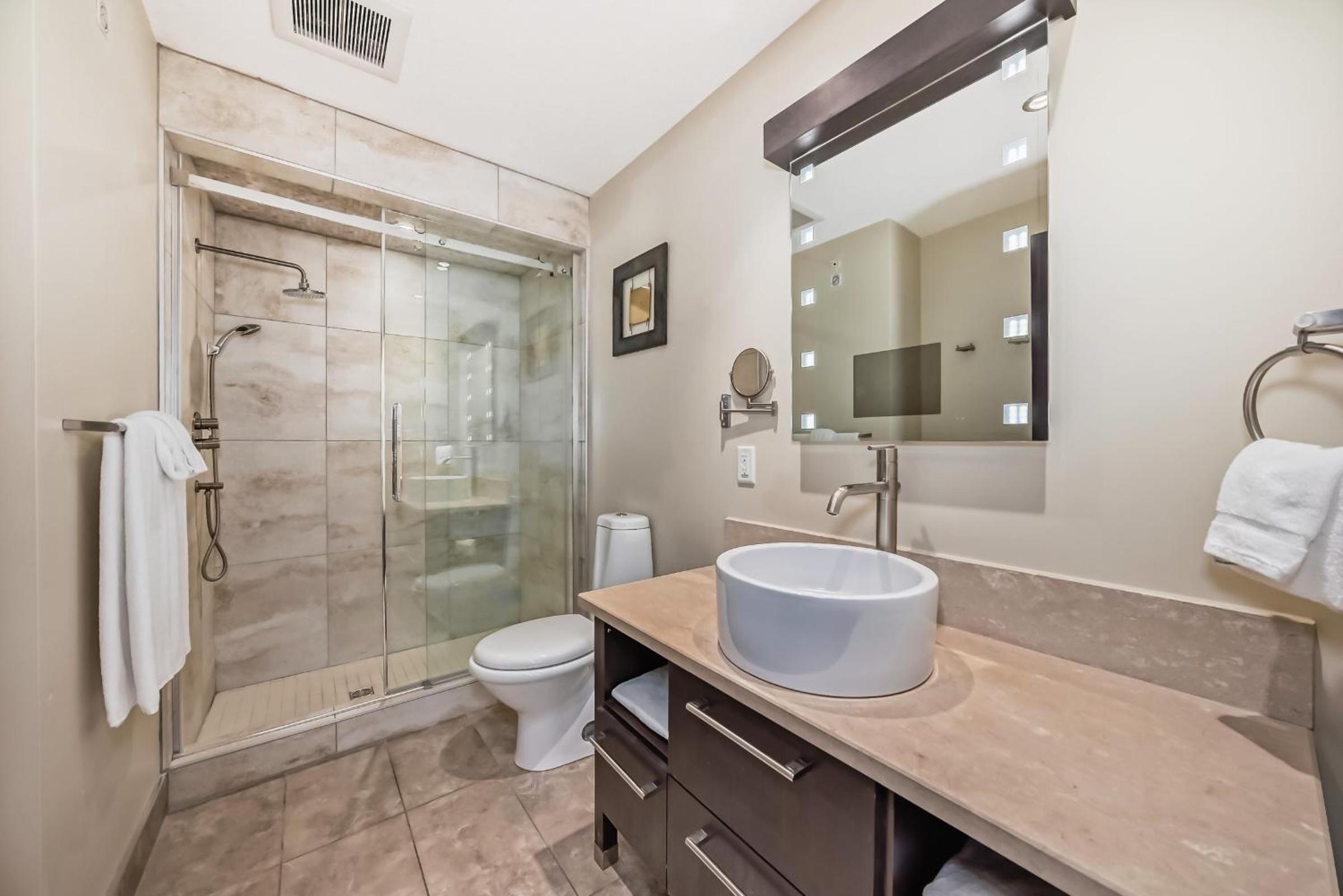One-Bedroom Suite with View - Photo 6