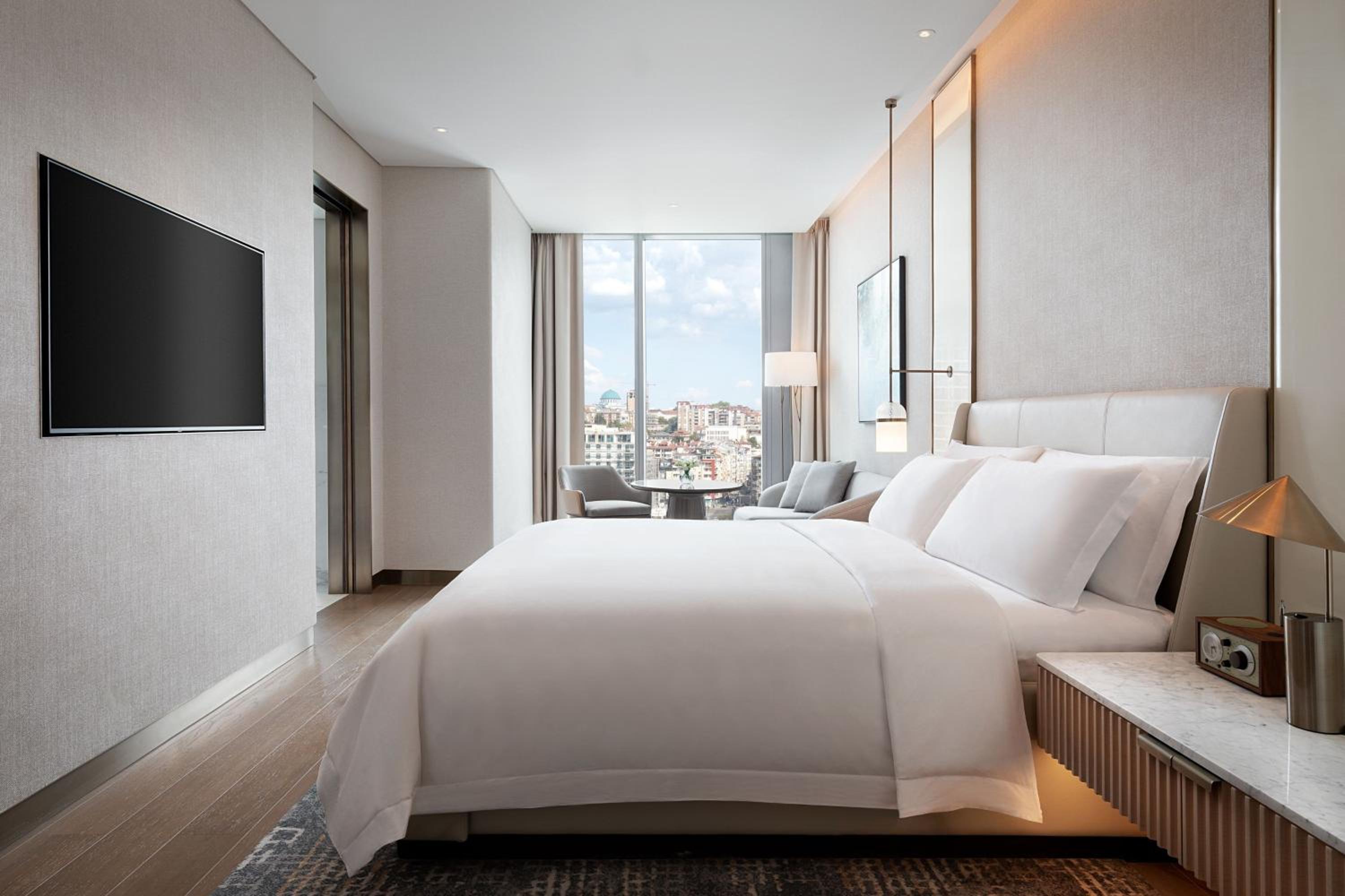 Grand Luxe King Room with City View - Photo 1
