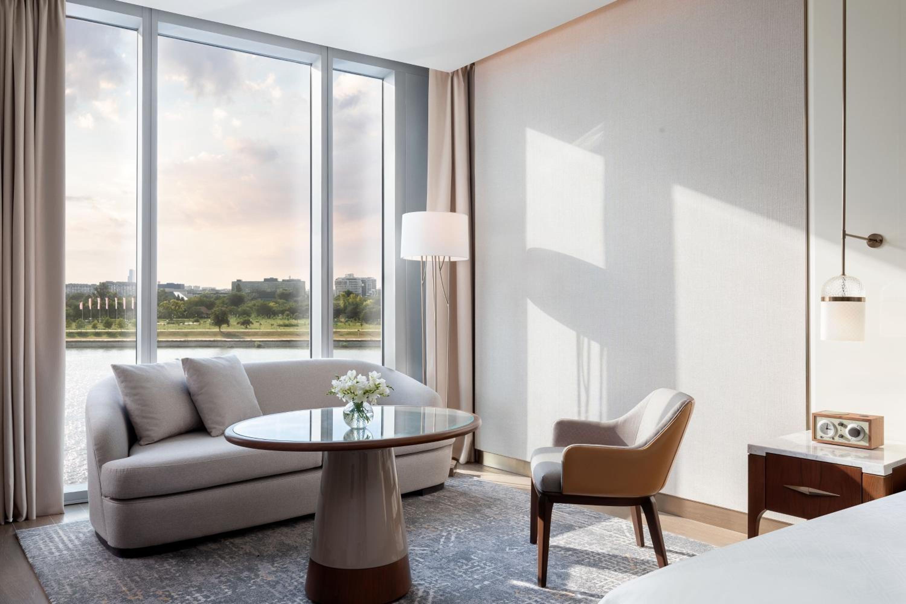 Deluxe King Room with River View - Photo 2