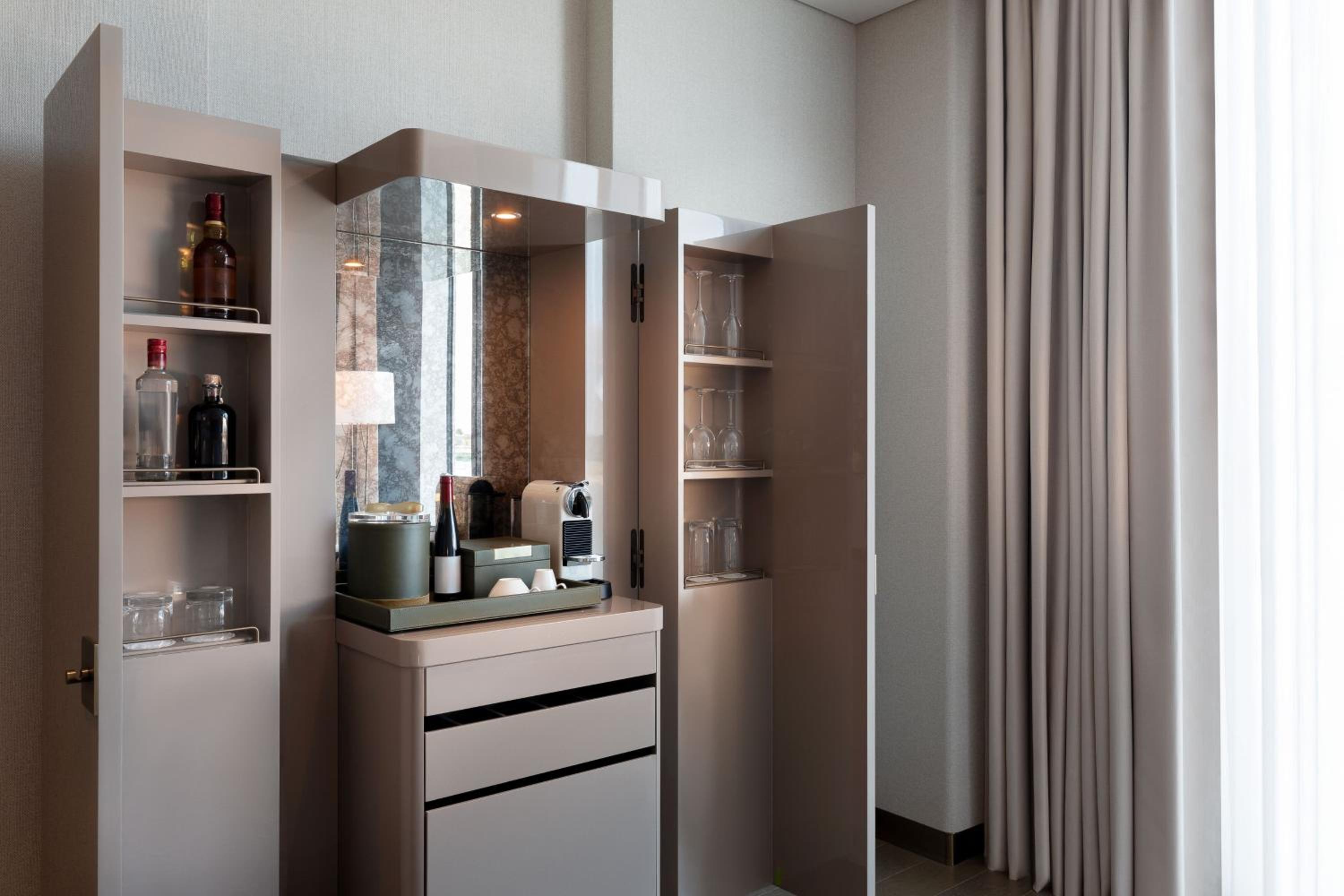 Deluxe Twin Room with City View - Photo 2