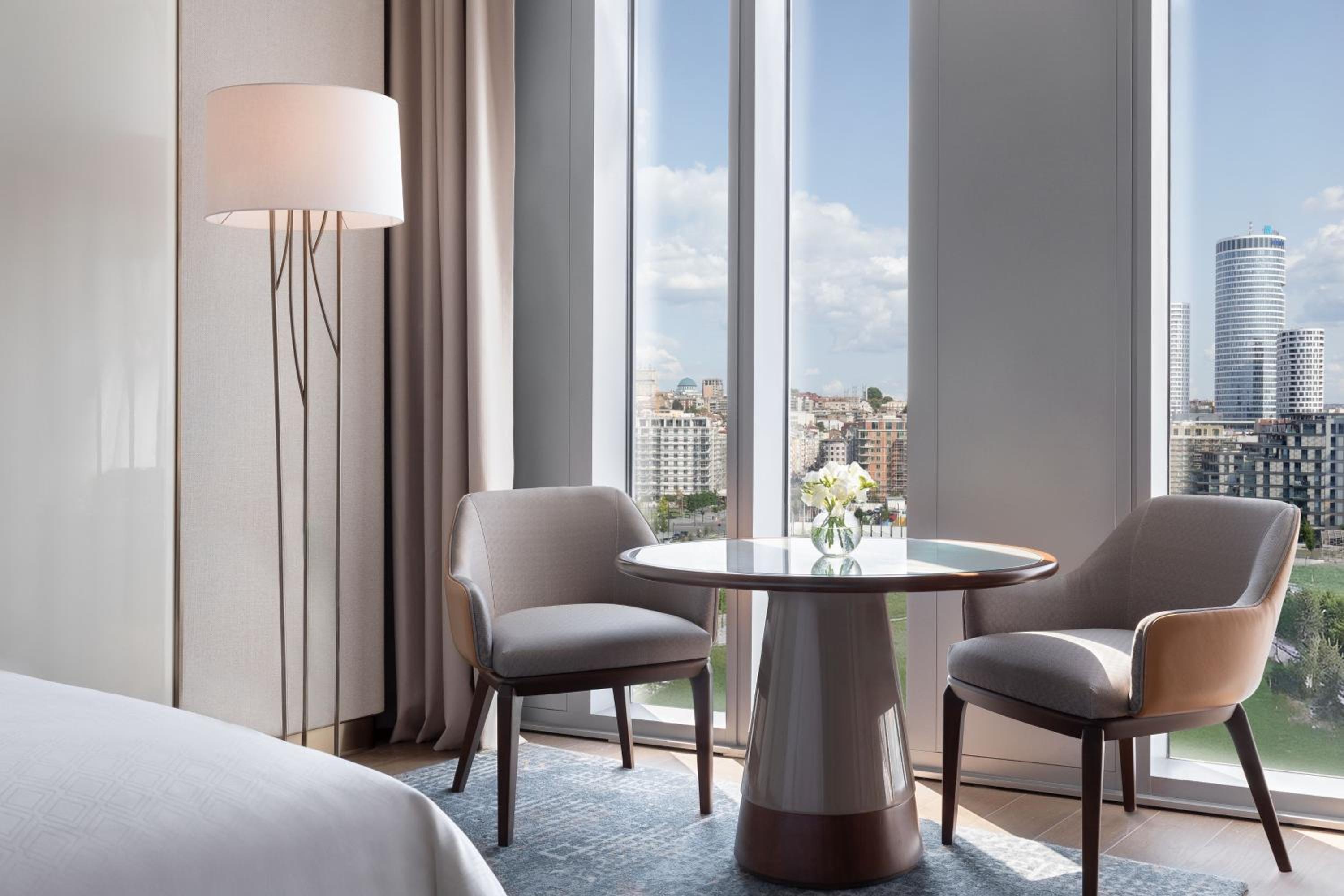 Deluxe Twin Room with City View - Photo 3
