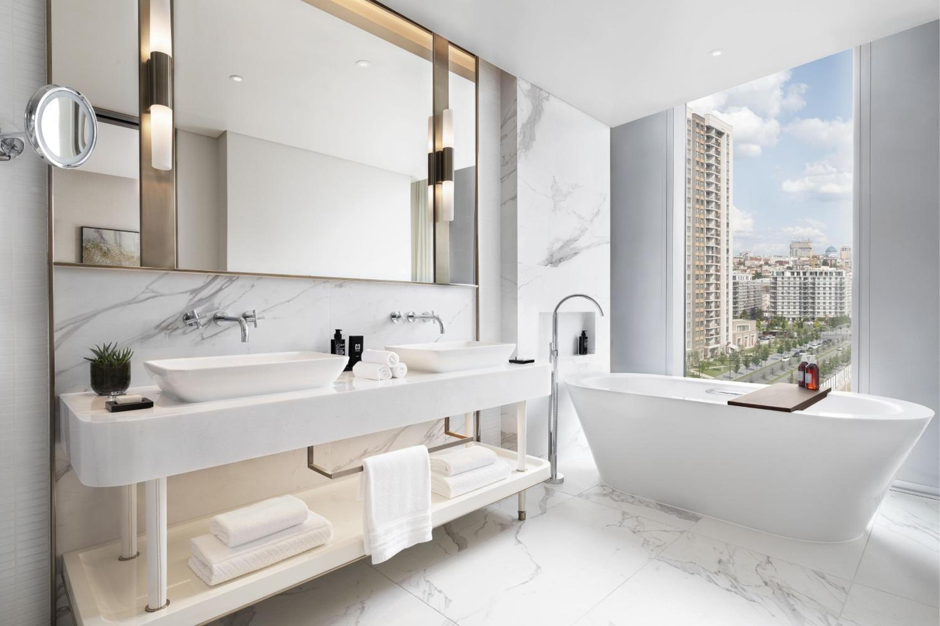 Grand Luxe King Room with City View - Photo 2