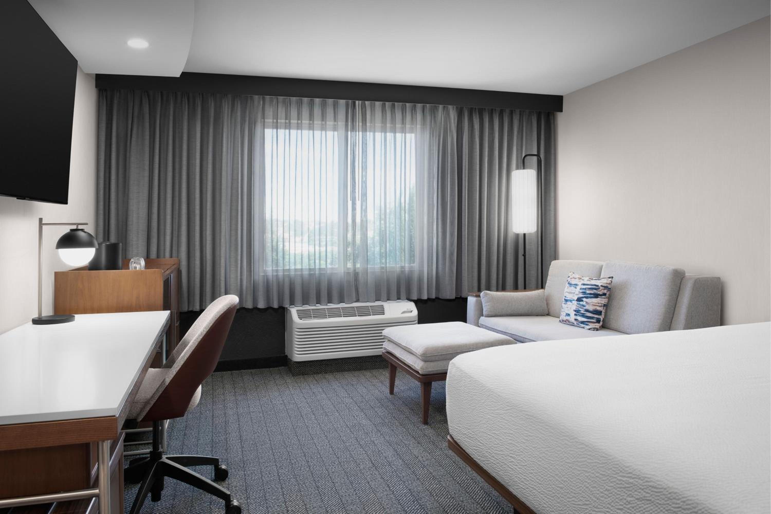King Room with Sofa Bed - Photo 3
