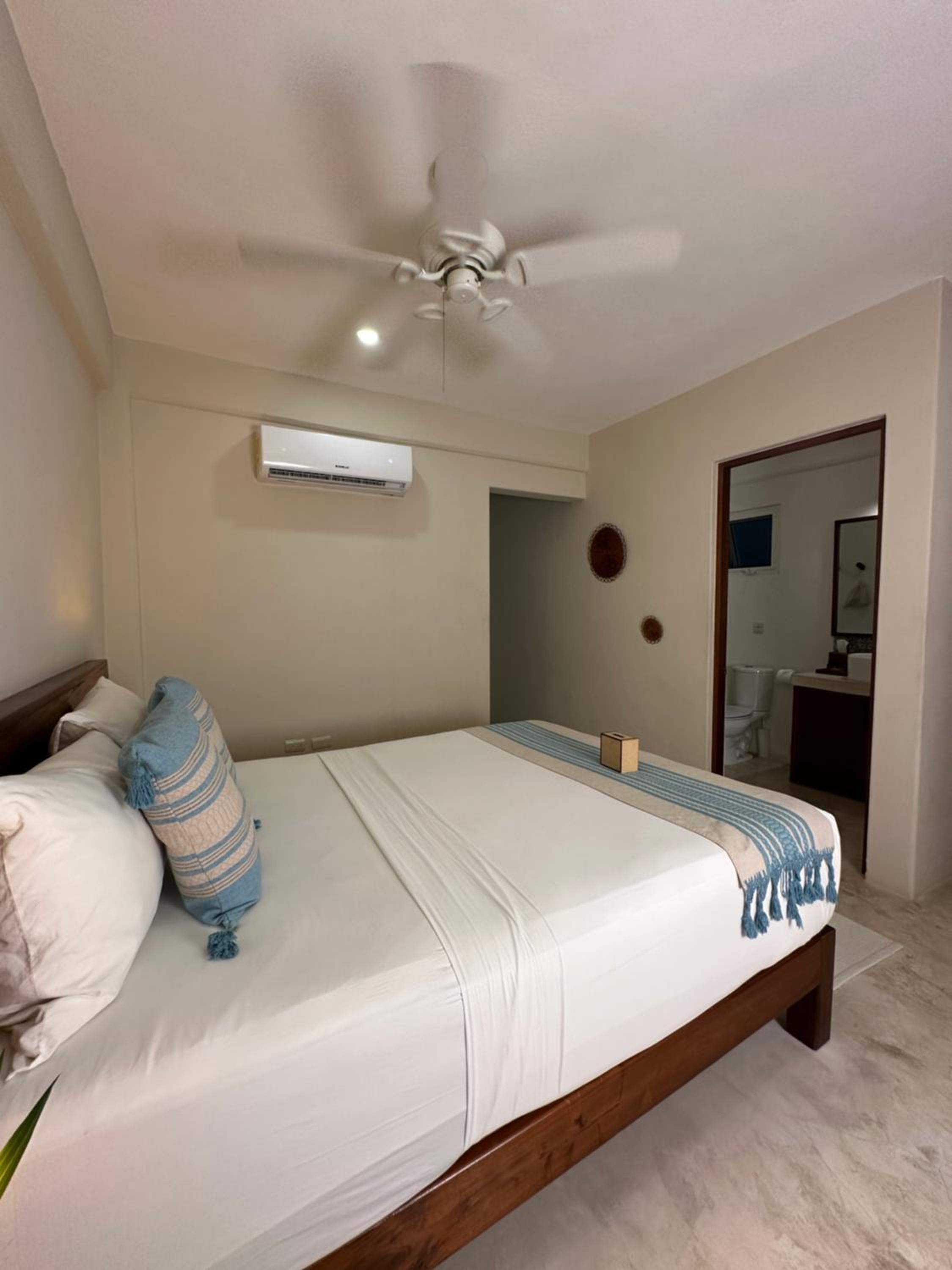 Junior Suite with Balcony - Photo 6