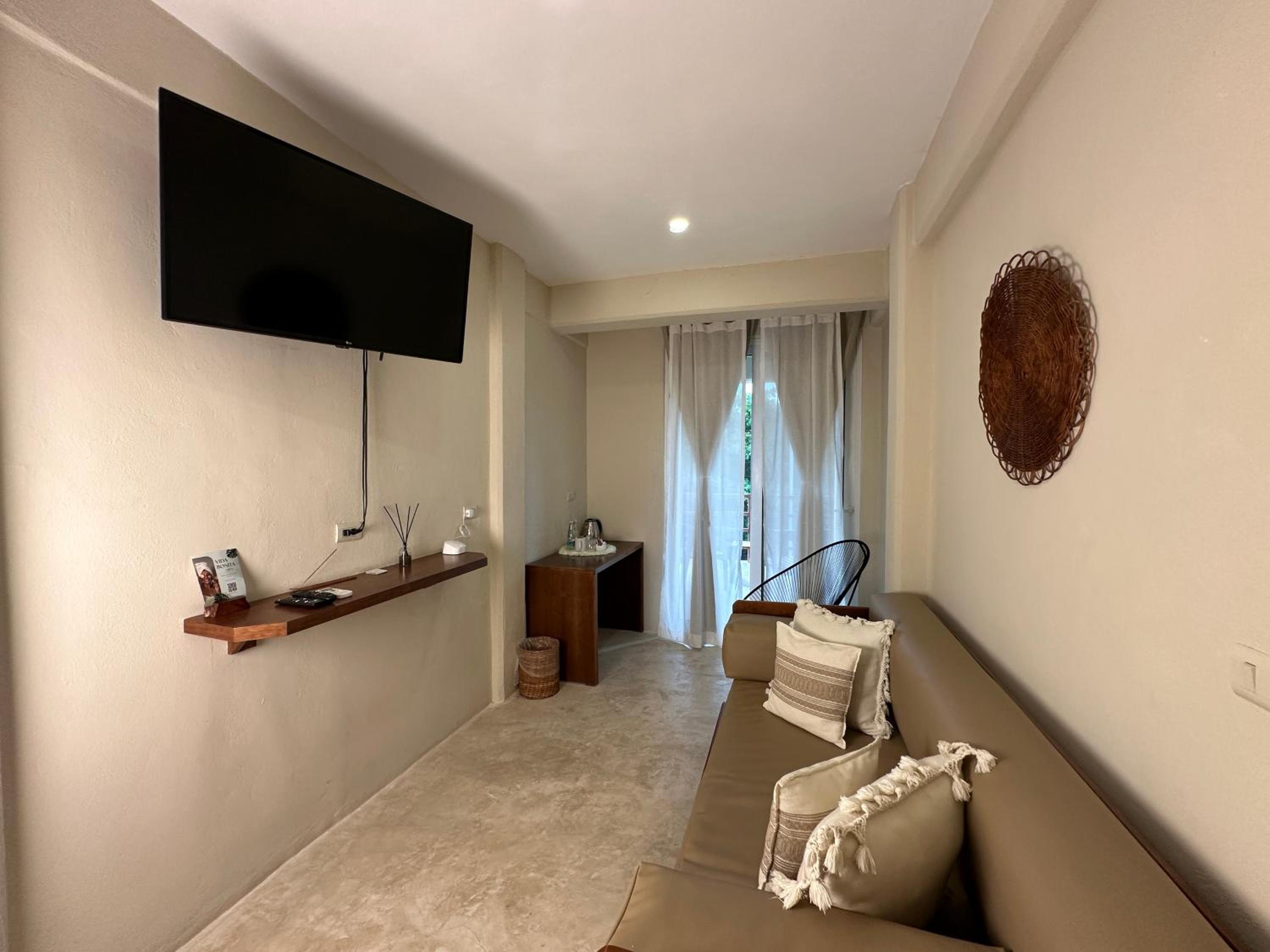 Junior Suite with Balcony - Photo 5