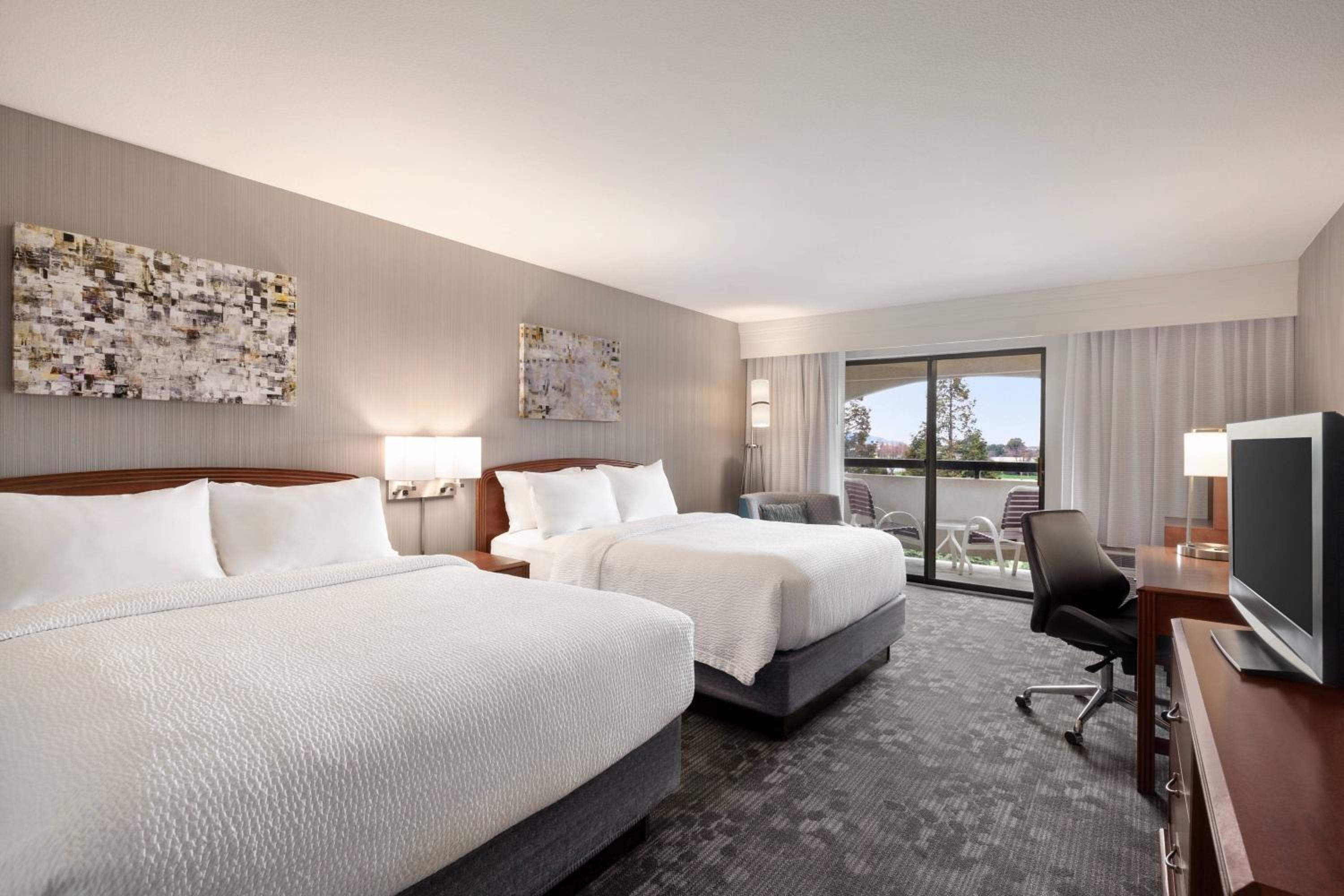 Queen Room with Two Queen Beds with Balcony - Photo 3