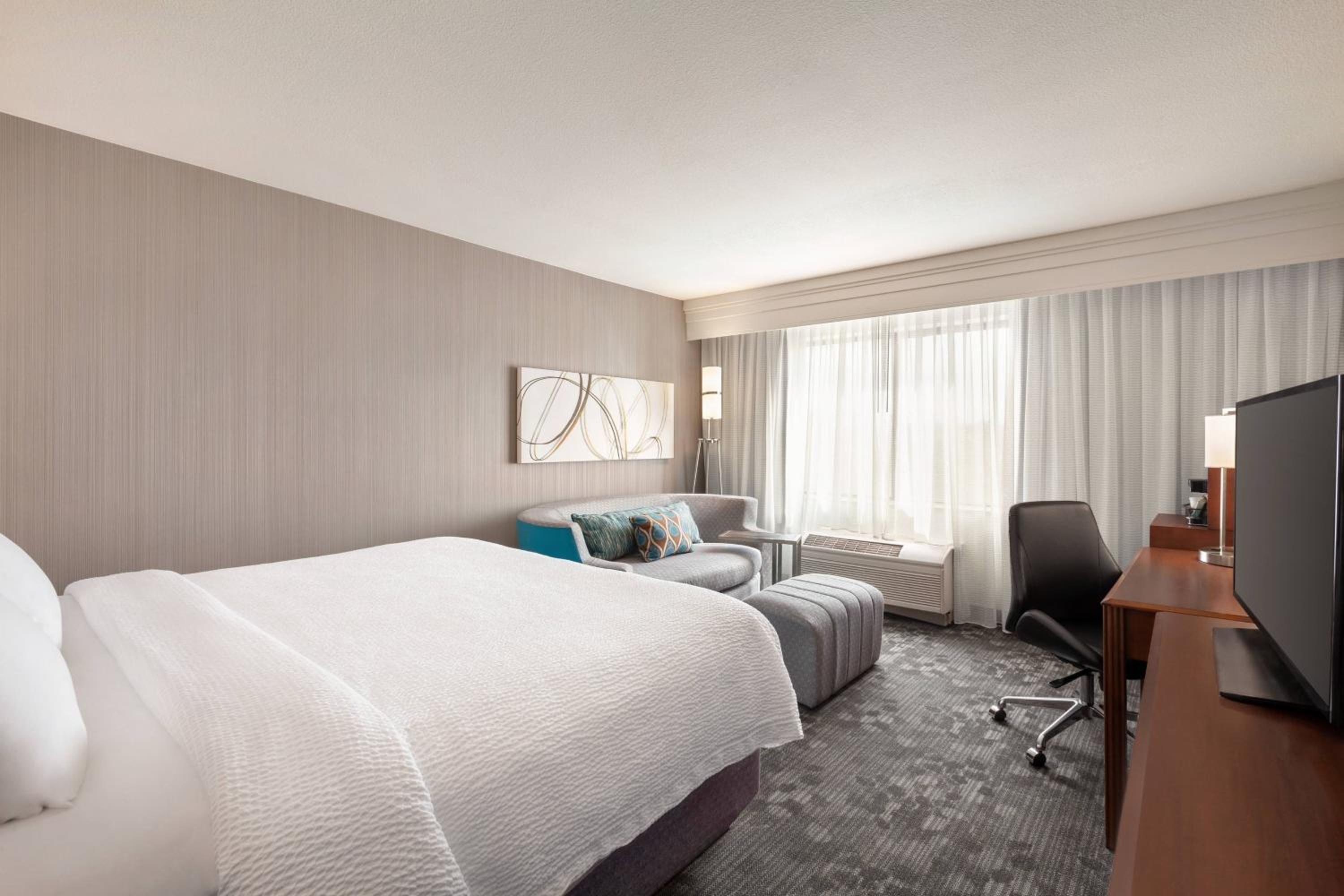 King Room with Sofa Bed - Photo 4