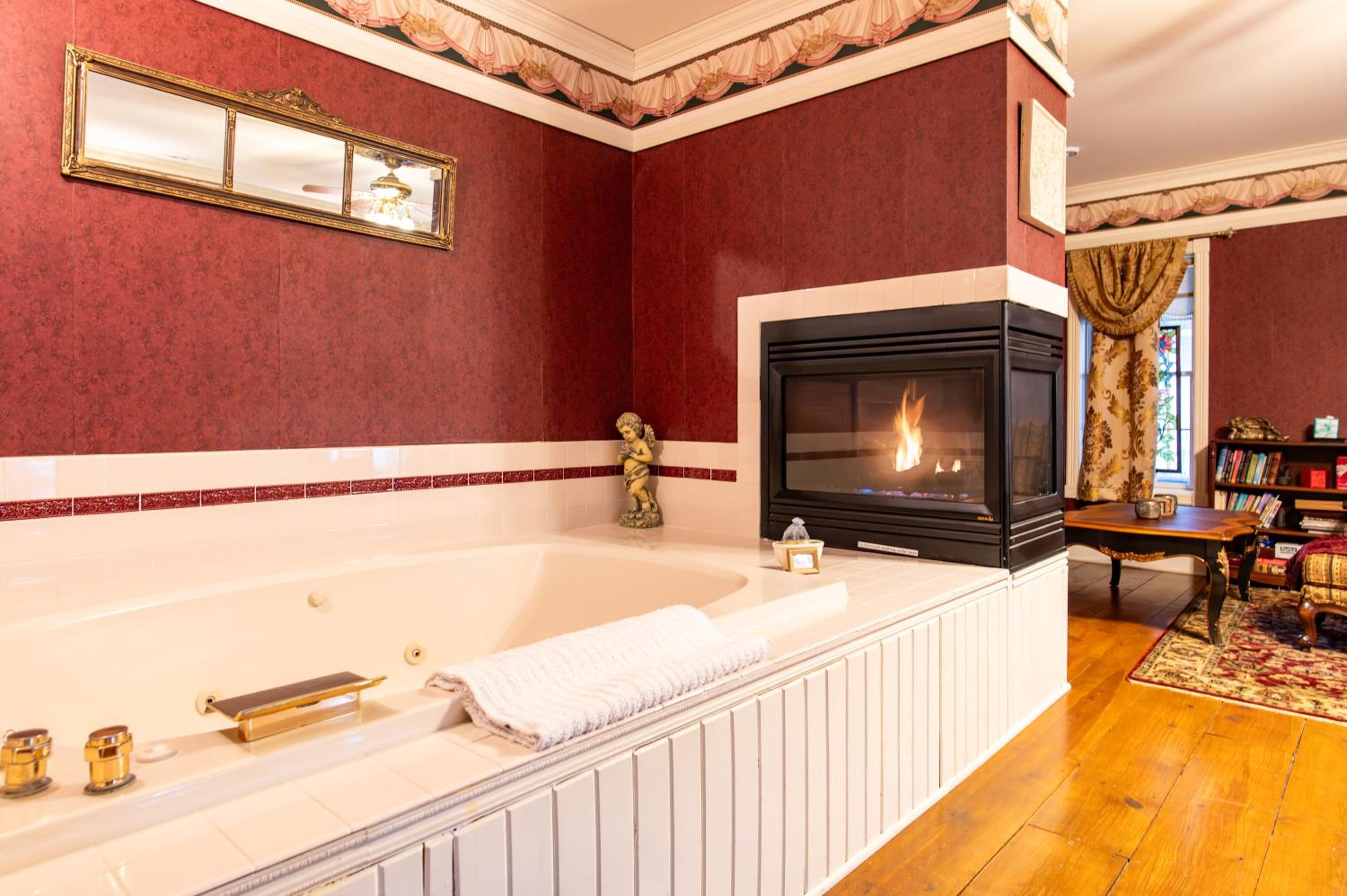 Deluxe King Suite photo 3