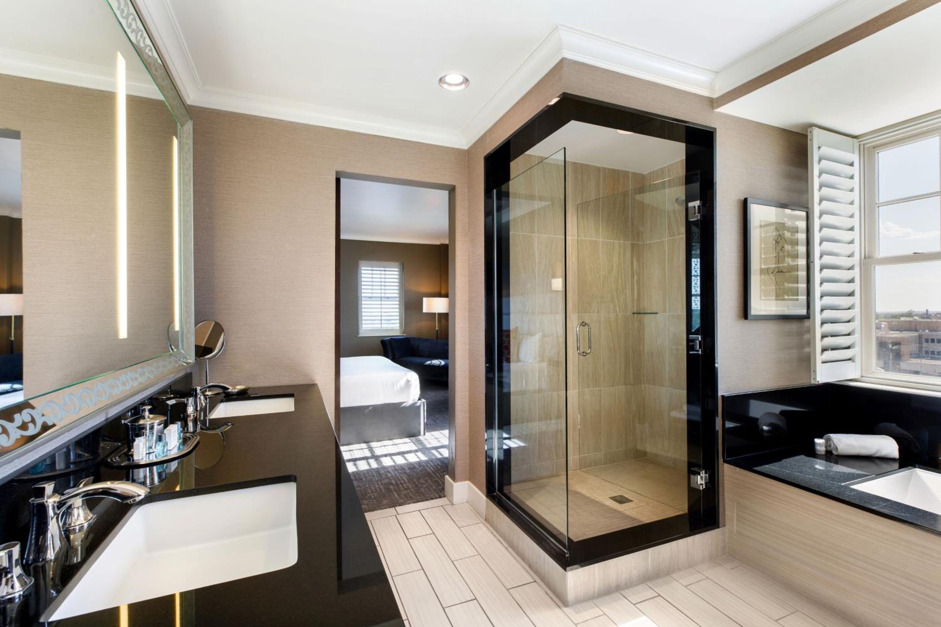 Ambassador Suite, Suite, 1 King photo 3