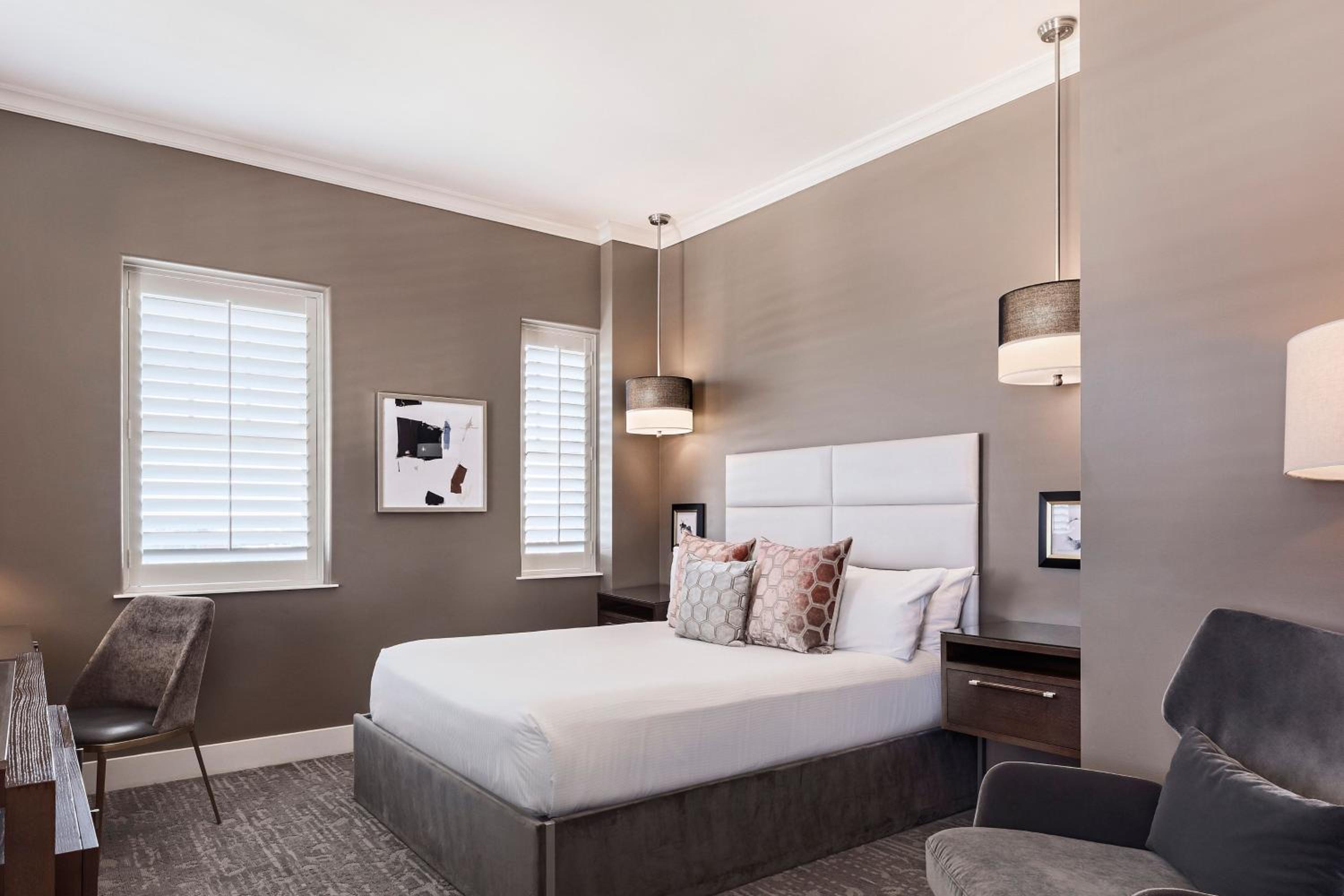 Queen Room photo 2