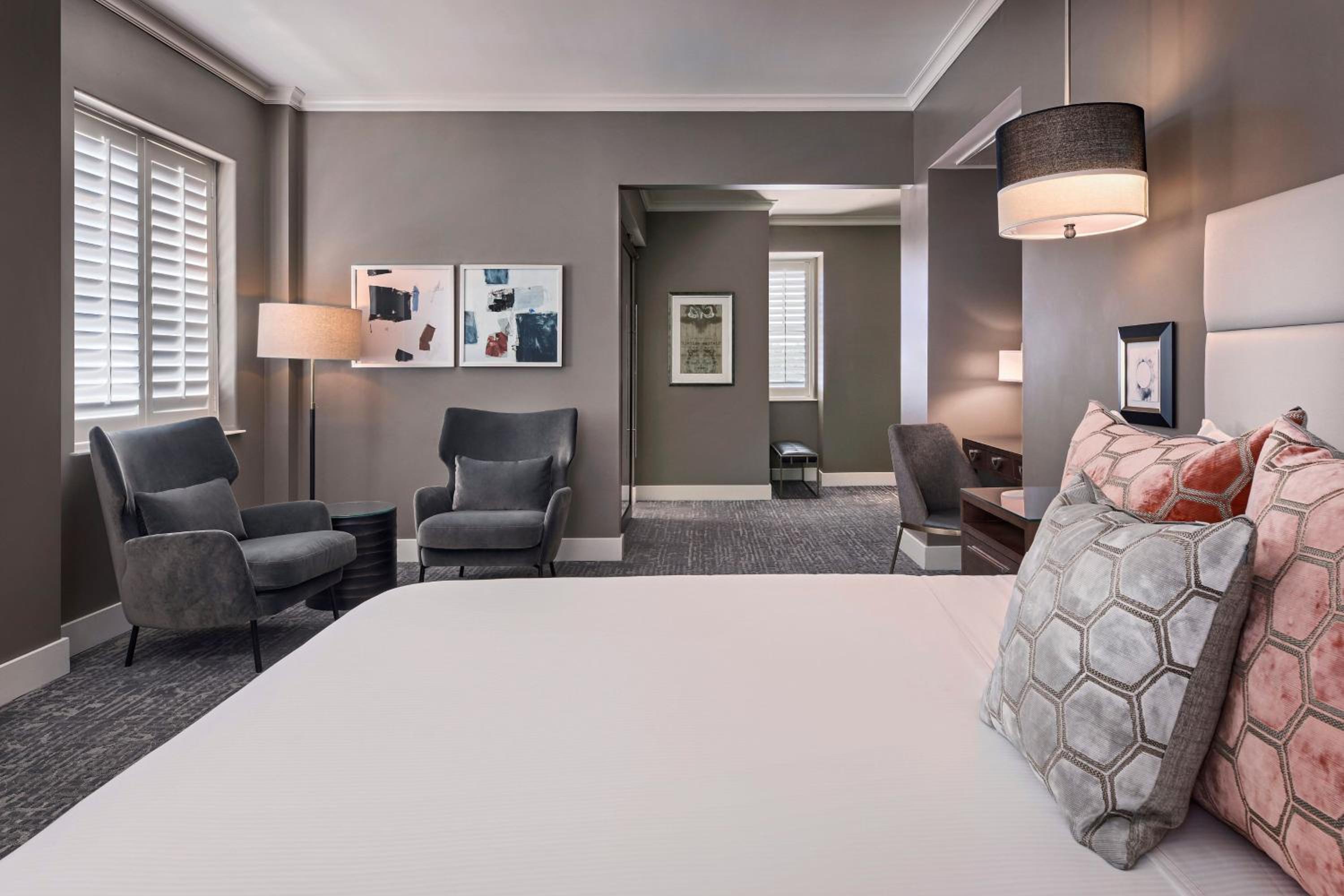 Corner King Room photo 1