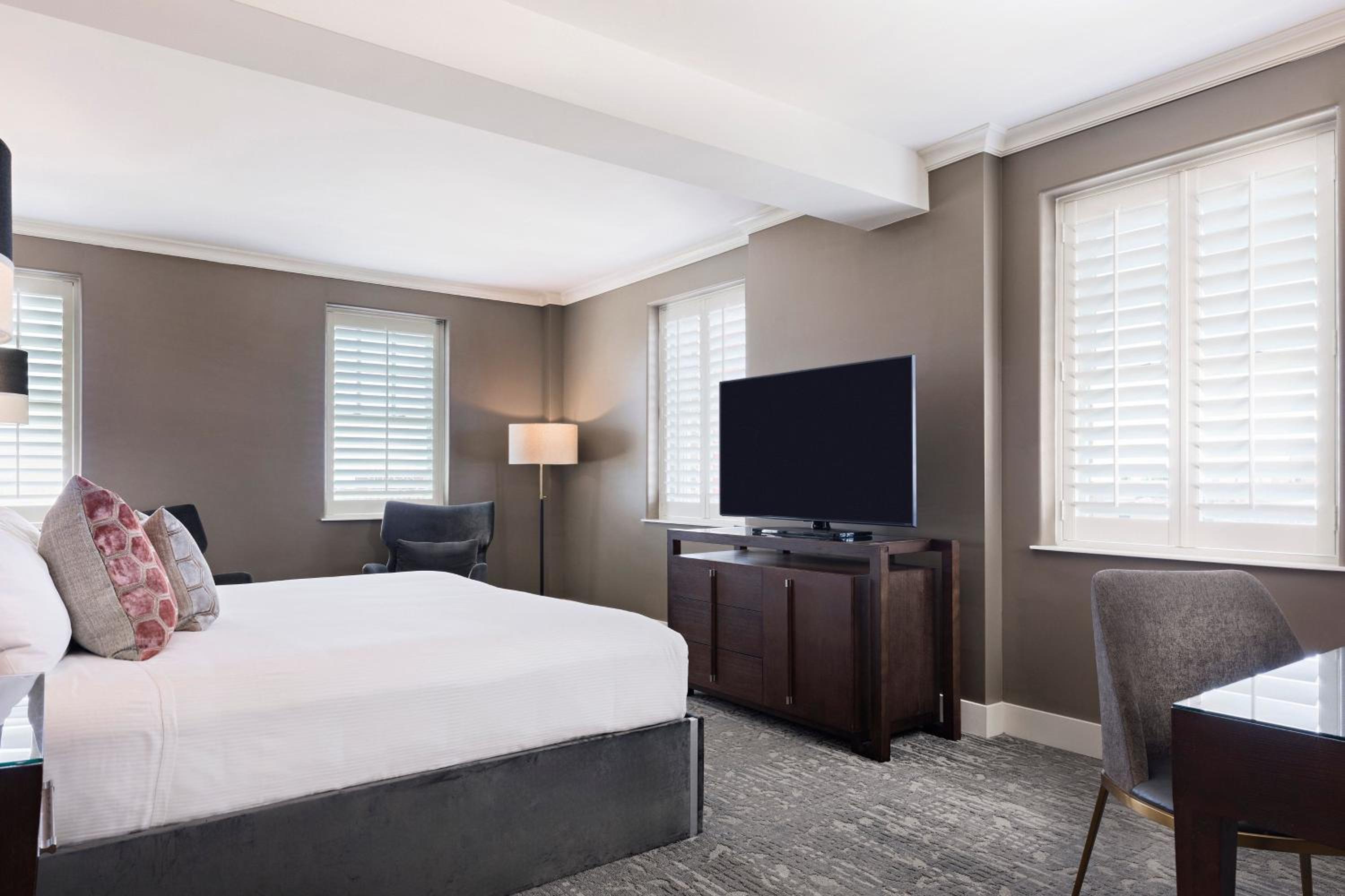 Larger Guest room, 1 King, City view, Corner room photo 2