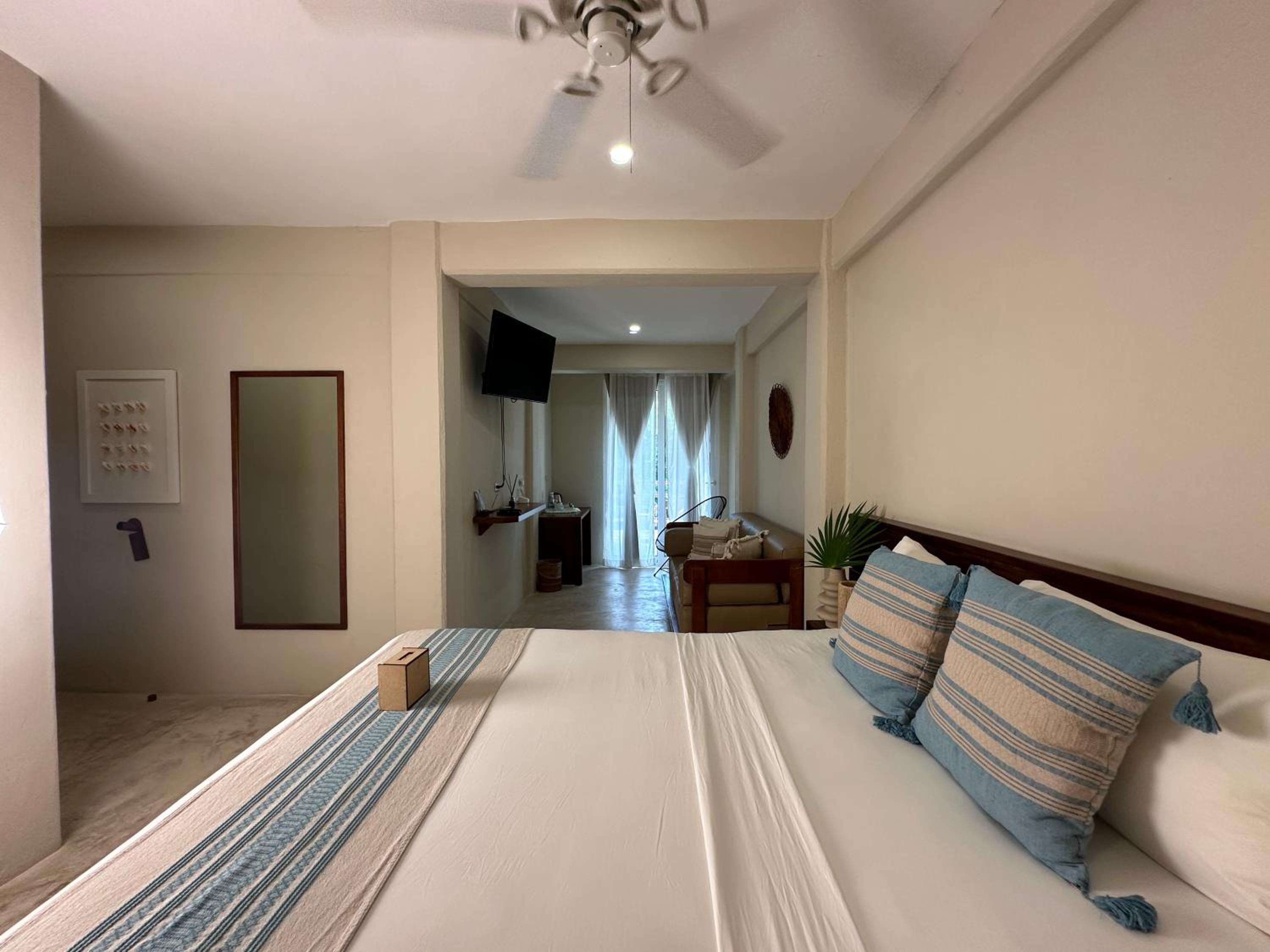 Junior Suite with Balcony - Photo 4