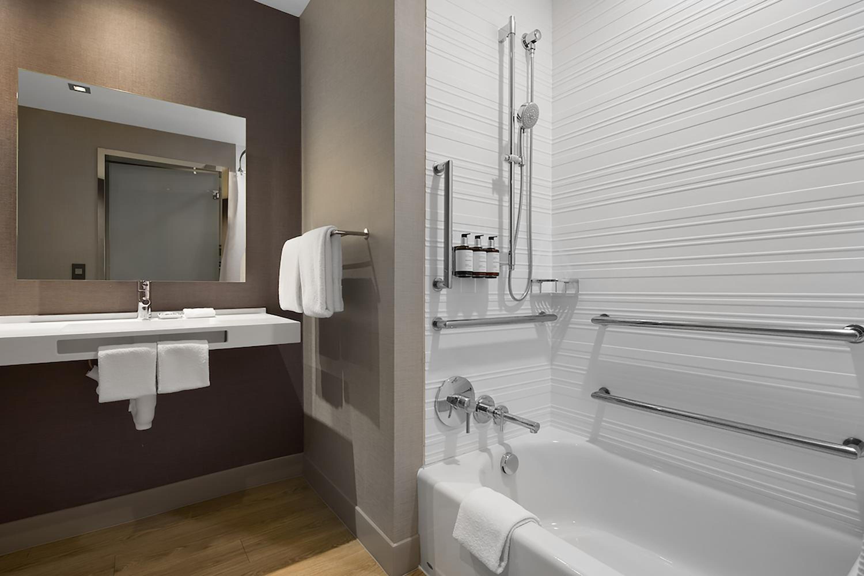 Queen Room with Two Queen Beds and Adapted Tub - Mobility Accessible