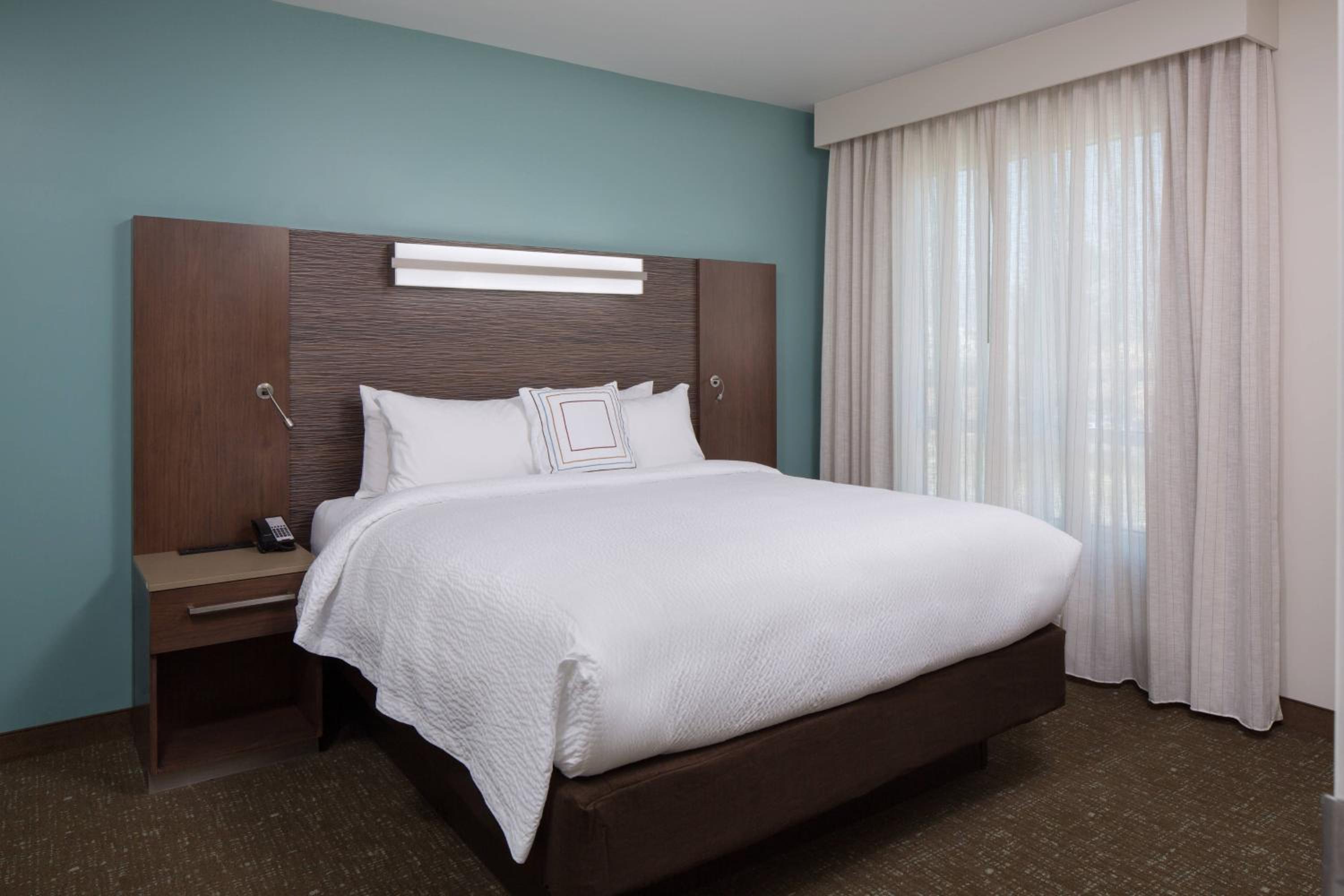 One-Bedroom King Suite with Sofa Bed and Roll-In Shower - Mobility Accessible photo 3