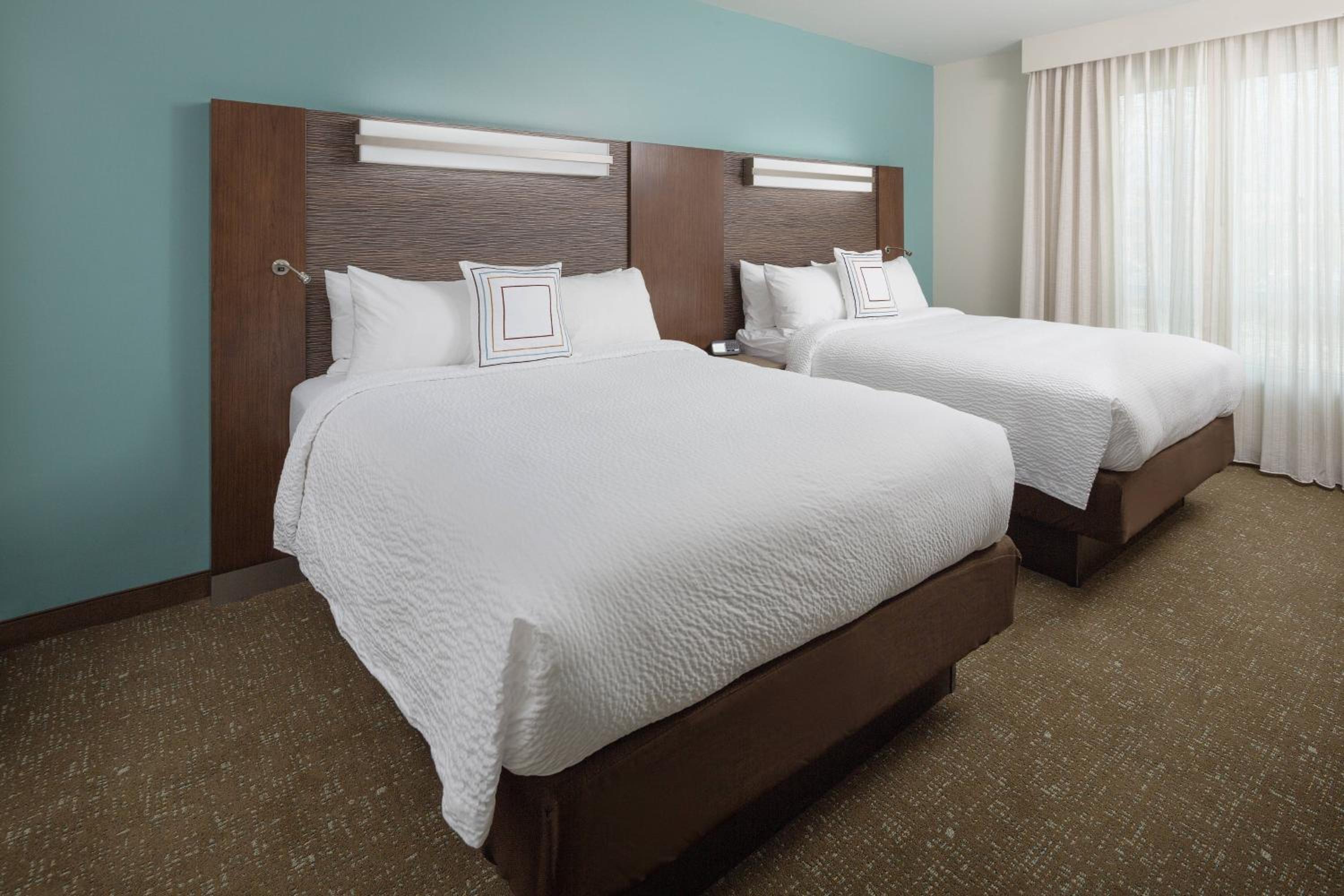 One-Bedroom Suite with Two Queen Beds with Sofa Bed and Roll-In Shower - Mobility Accessible photo 3