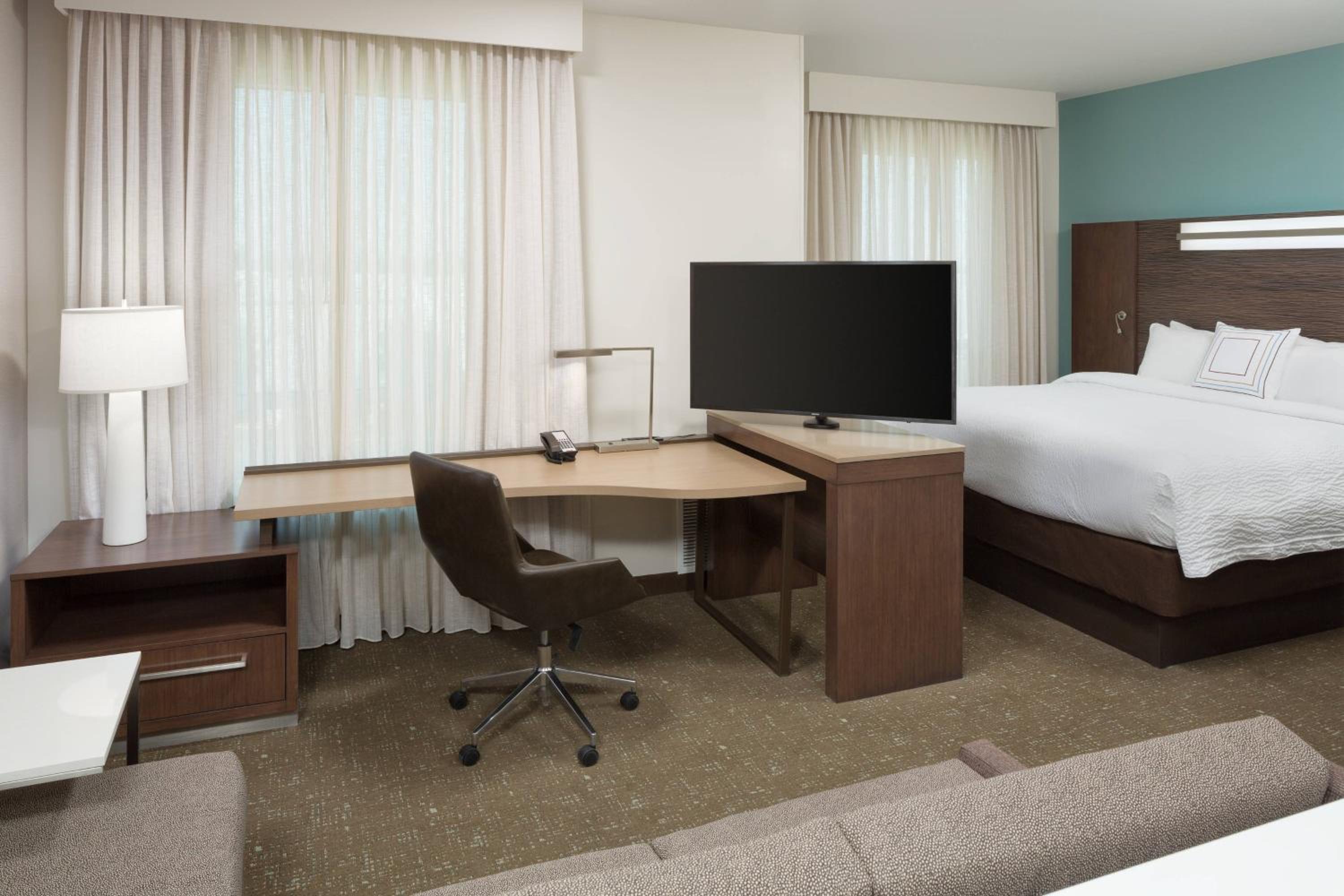 King Studio with Sofa Bed - Hearing Accessible photo 3