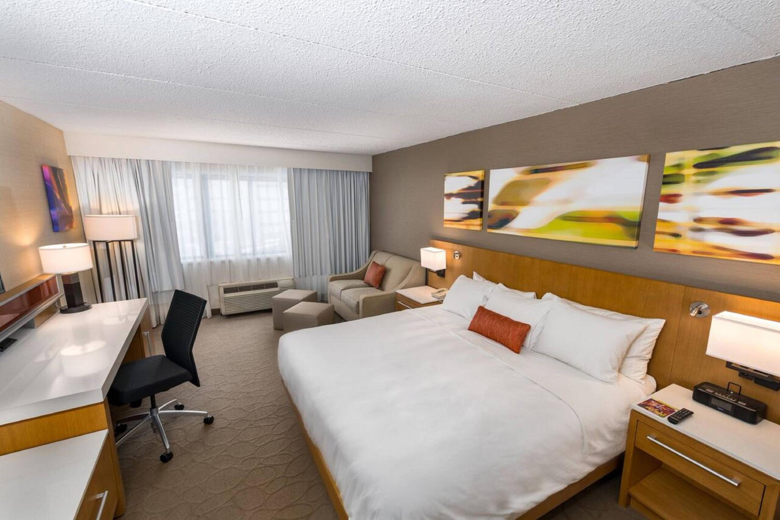 King Room with Sofa Bed - Photo 2
