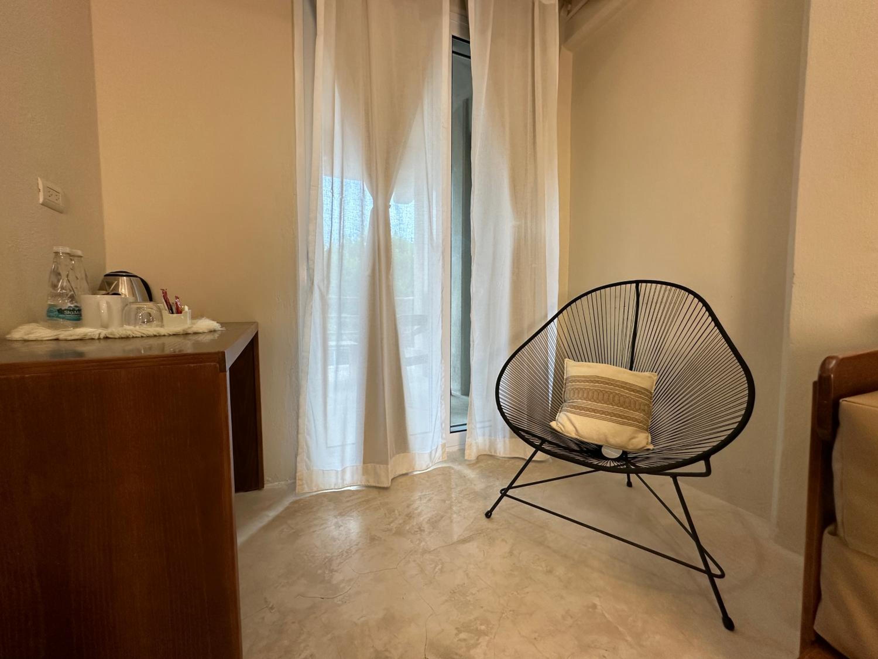 Junior Suite with Balcony - Photo 16