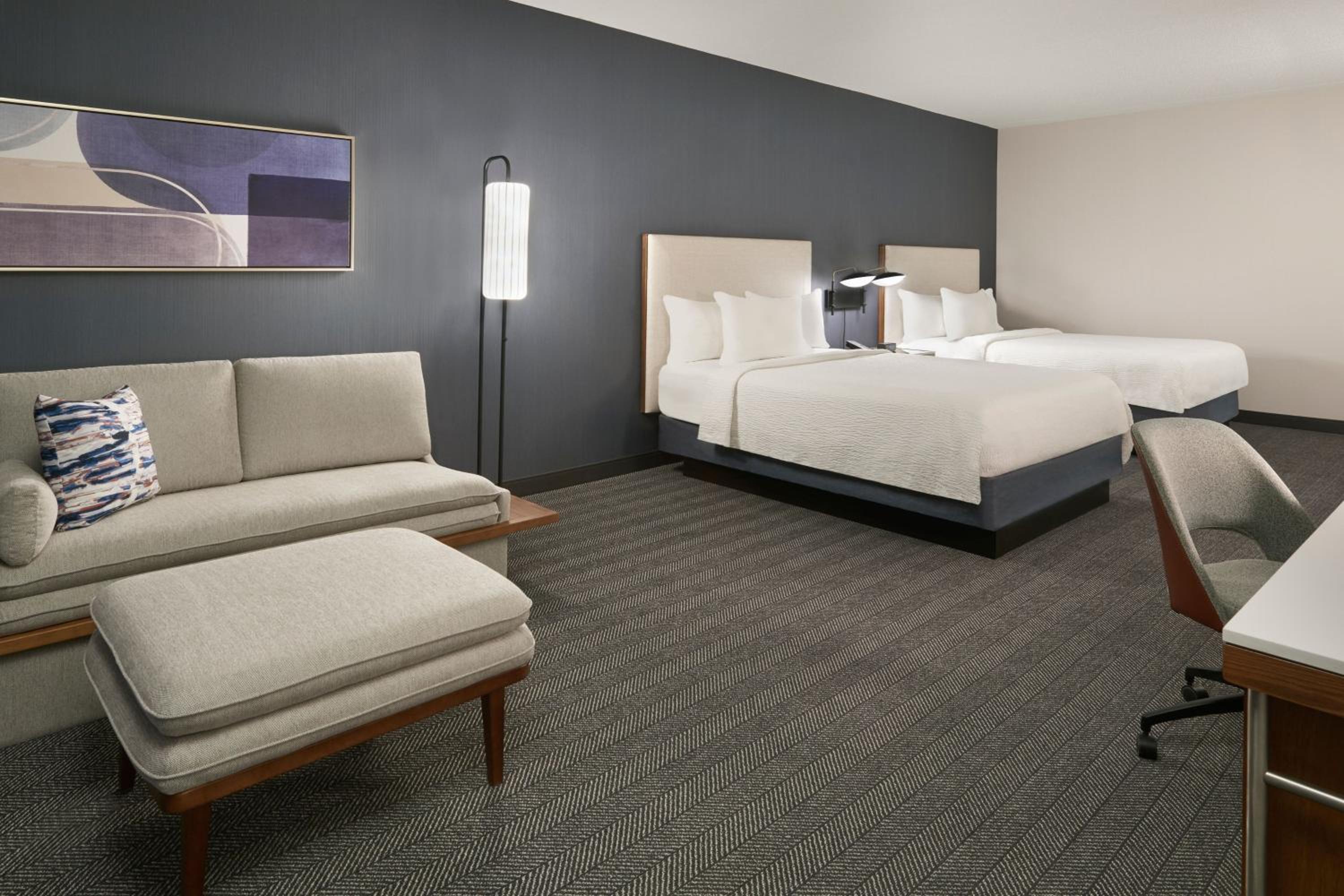 Large Guest Room with Sofa Bed - Photo 3