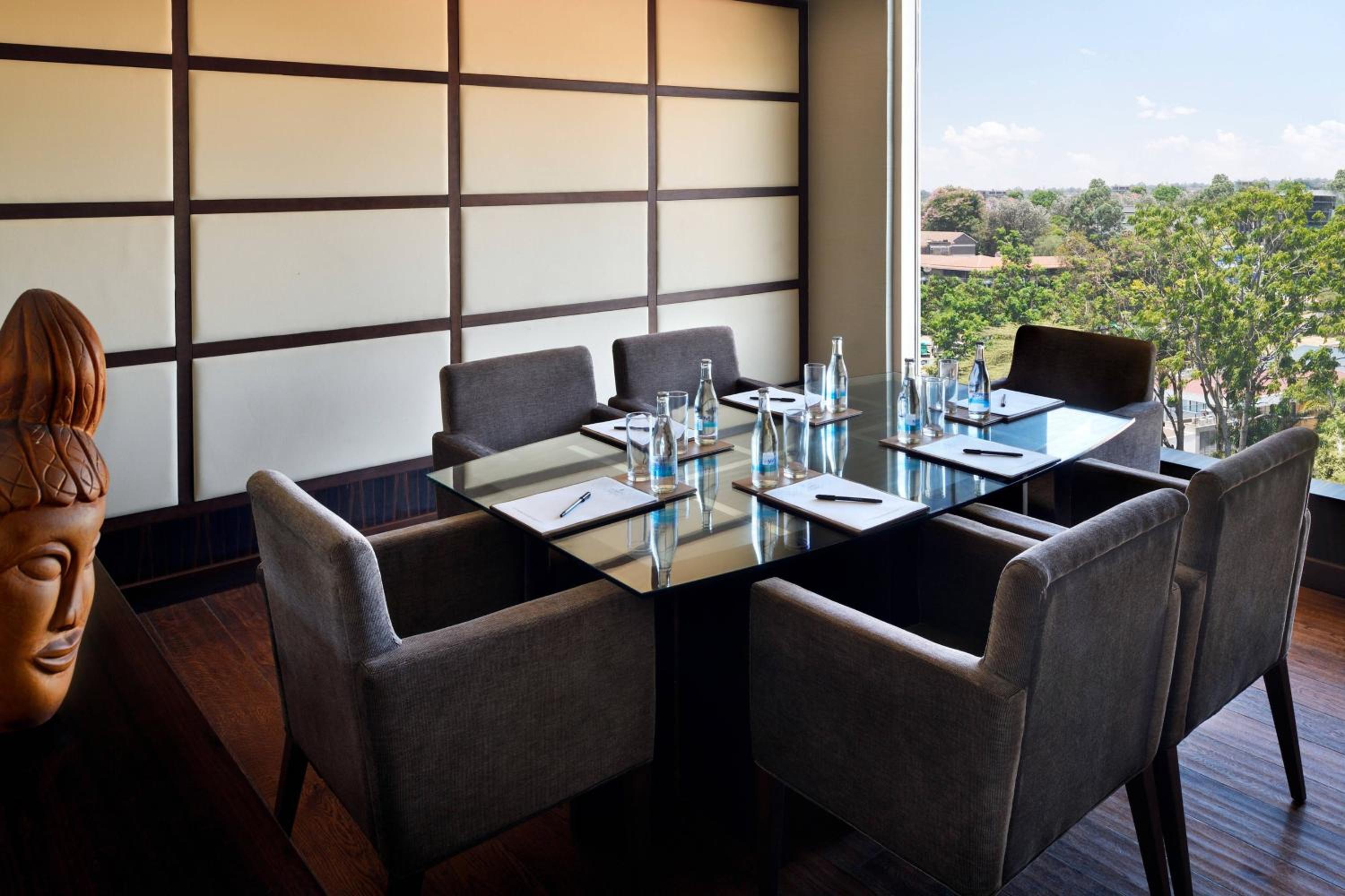 Executive, Concierge level, Guest room, 1 King, City view - Photo 7